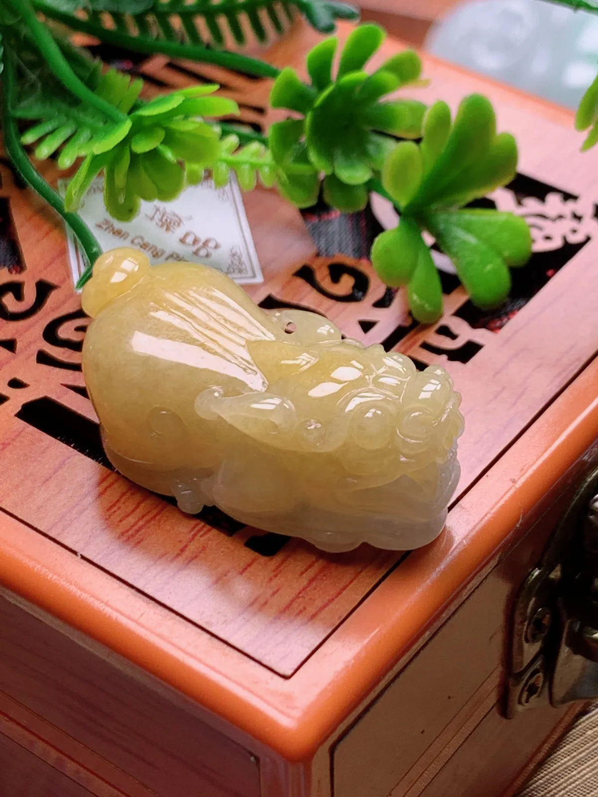 精品推荐，缅甸天然A货翡翠，黄翡招财貔貅吊坠，种水好，颜色鲜艳，玉质水润细腻，工艺精湛，佩戴效果更佳。