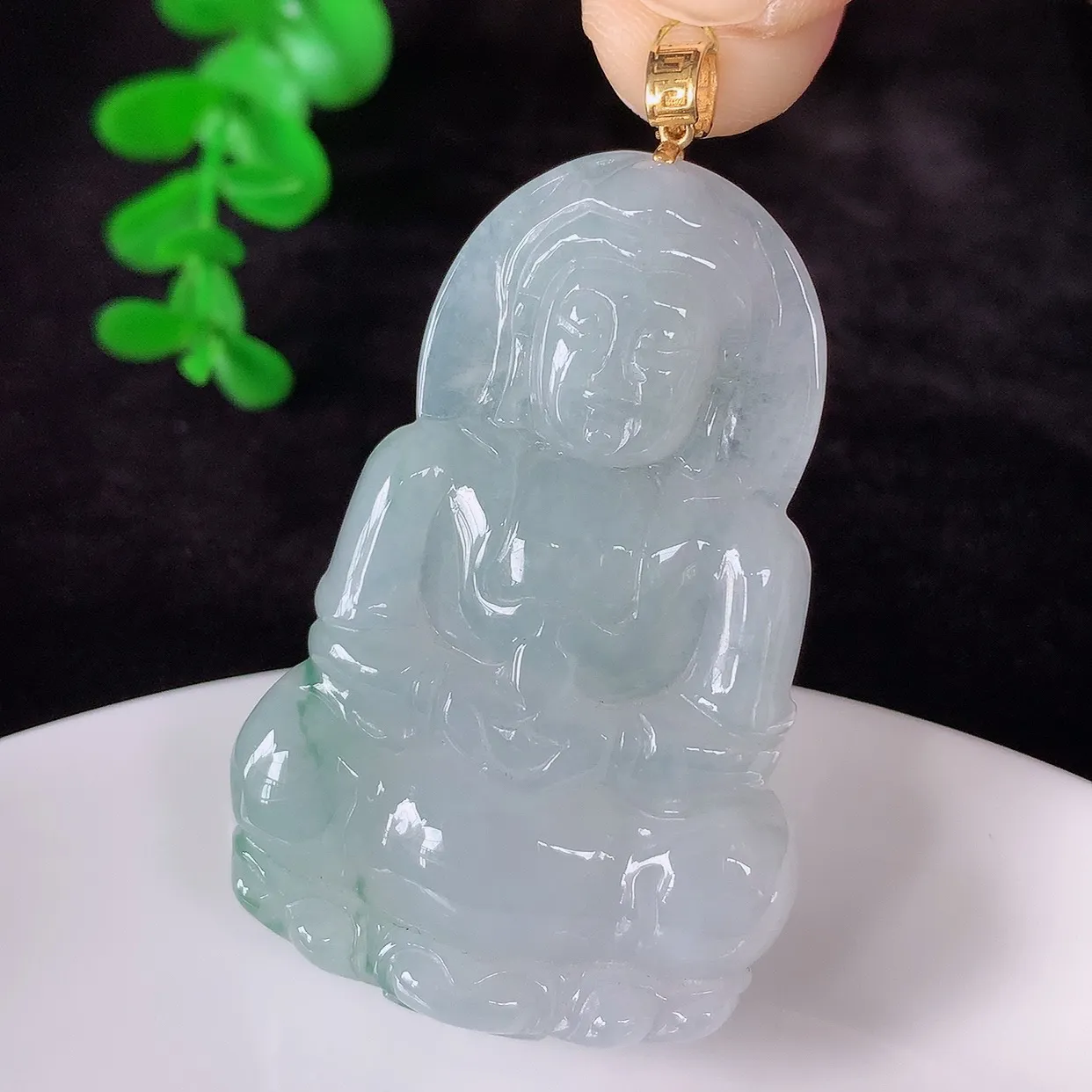 自然光实拍，18K金镶嵌冰飘花翡翠观音吊坠，赐福翡翠观音，翠色迷人，观音面相端庄，佩戴时尚出众！#3