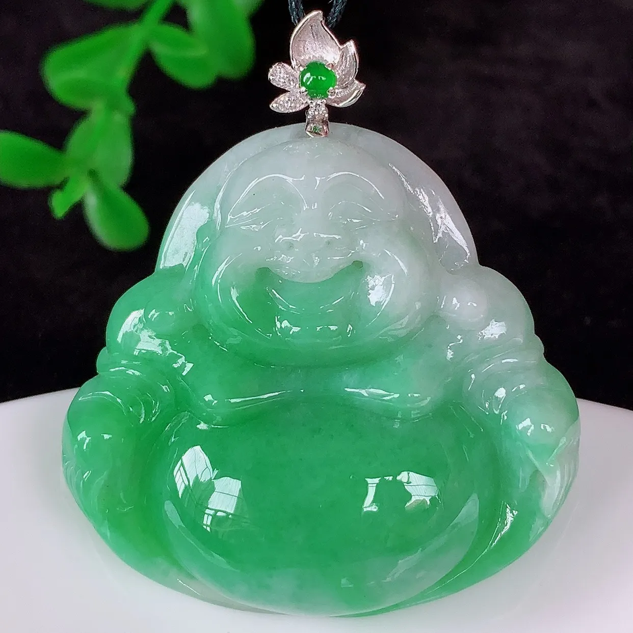 自然光实拍，18K金镶嵌冰糯种飘阳绿翡翠佛公吊坠，冰透饱满， 佛公亦保平安，寓意有福（佛公）相伴，品