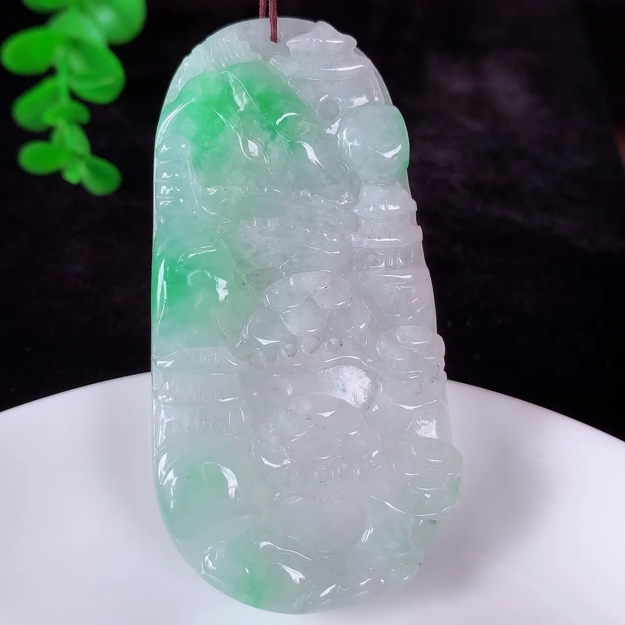 自然光实拍，大件冰润冰糯种飘阳绿翡翠山水牌吊坠，翡翠山水，立体生动形象，山水素材布局合理，意境感佳，佩戴上身效果更高贵 #46.10