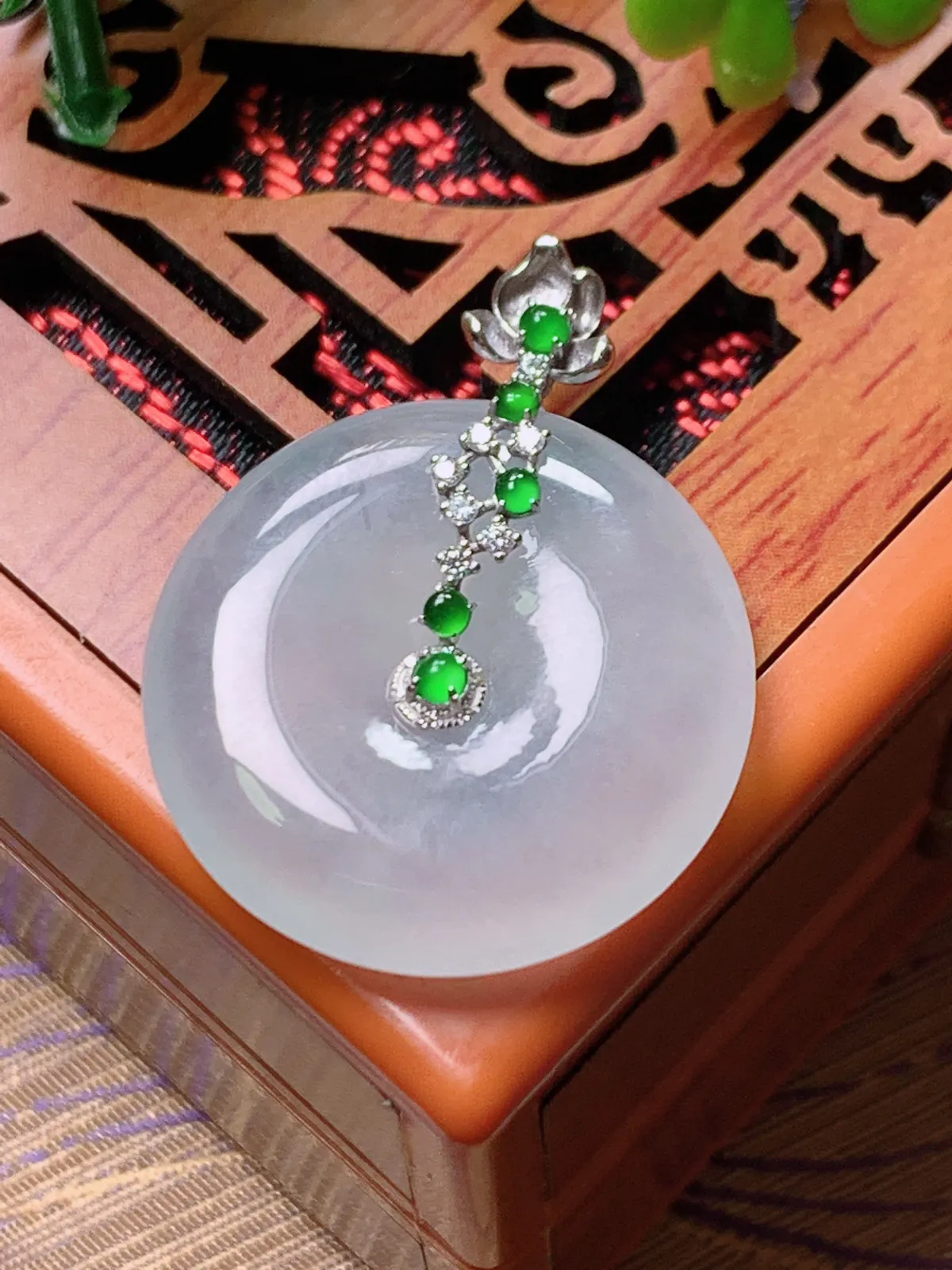 精品推荐，缅甸天然A货翡翠，18K金镶嵌冰种平安扣吊坠，种水好，颜色鲜艳，玉质水润细腻，工艺精湛，佩戴效果更佳。