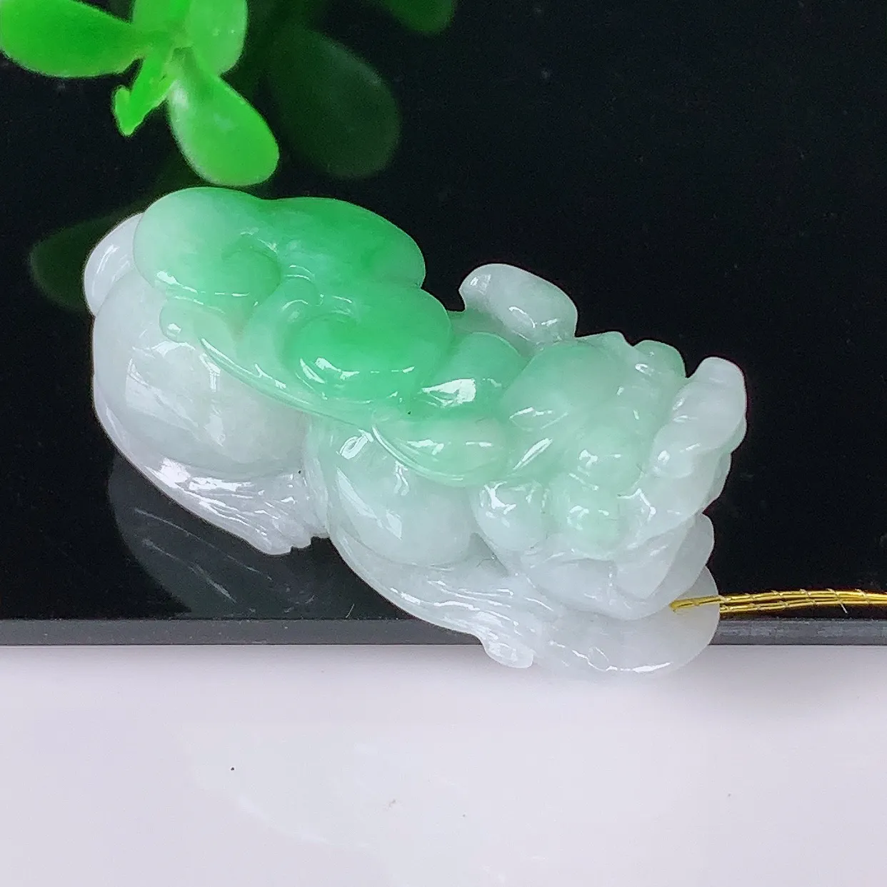 自然光实拍，冰润冰糯种飘阳绿翡翠招财貔貅吊坠，民间有“一摸貔貅运程旺盛，再摸貔貅财运滚滚，三摸貔貅平步青云 ”的美好祝愿。#35.1