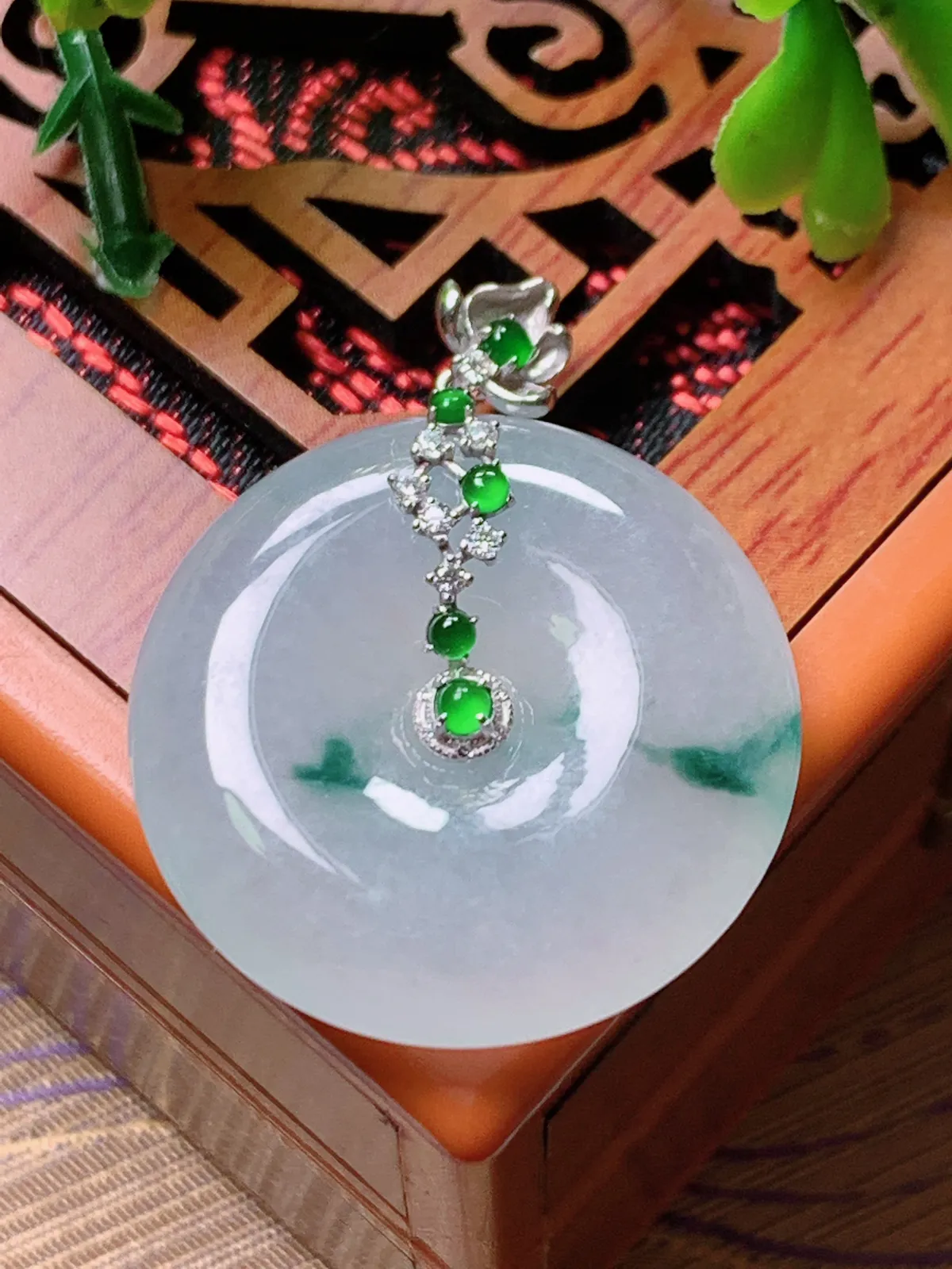 精品推荐，缅甸天然A货翡翠，18K金镶嵌冰种飘花平安扣吊坠，种水好，颜色鲜艳，玉质水润细腻，工艺精湛，佩戴效果更佳。