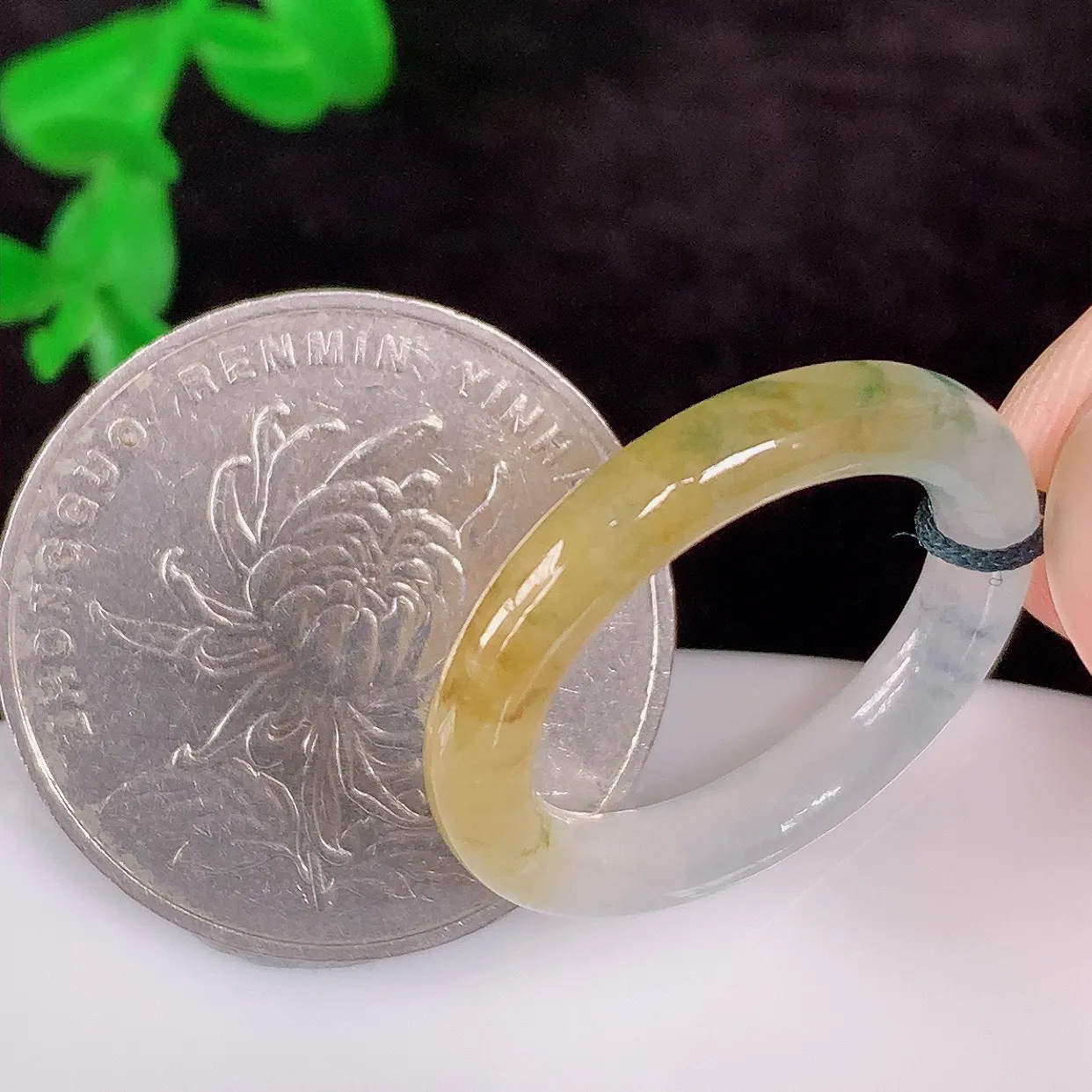 自然光实拍，冰润冰种黄翡17.8mm内径翡翠指环，玉戒指，玉质莹润，好精美好冰润的指环，14圈口，上手纤巧！#1.10