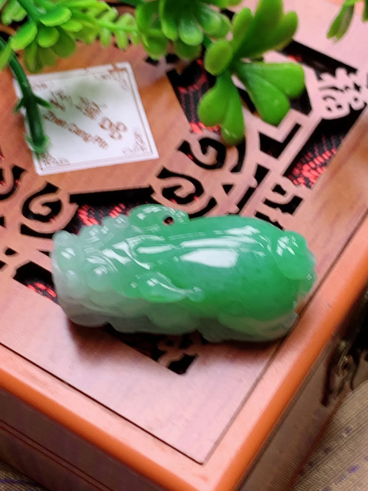 精品推荐，缅甸天然A货翡翠，飘绿招财貔貅吊坠，种水好，颜色鲜艳，玉质水润细腻，工艺精湛，佩戴效果更佳