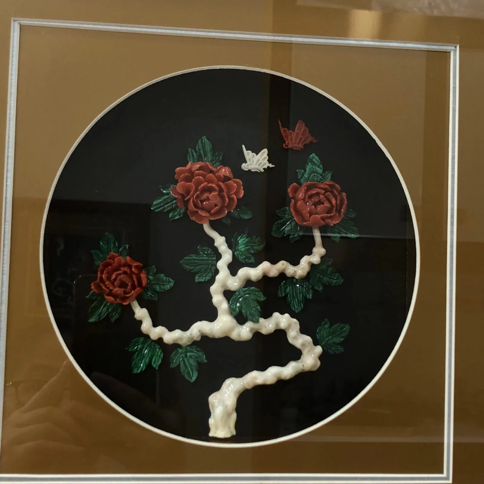 【天然红珊瑚立体画】天然珊瑚枝精雕珊瑚花的结合，意境美，突出立体感，色泽搭配自然，立体花和蝴蝶形象逼真，颜色娇艳动人，材料为意大利沙丁红珊瑚料，绿色为孔雀石白珊瑚点缀！可出任何机构证书，裸枝尺寸40*35*8mm，整体尺寸350*350*42mm，总重1417克左右，新房装饰，会所陈设，艺术品收藏，珊瑚贵为佛教珍宝，稀少且珍贵，喜欢的请珍惜！