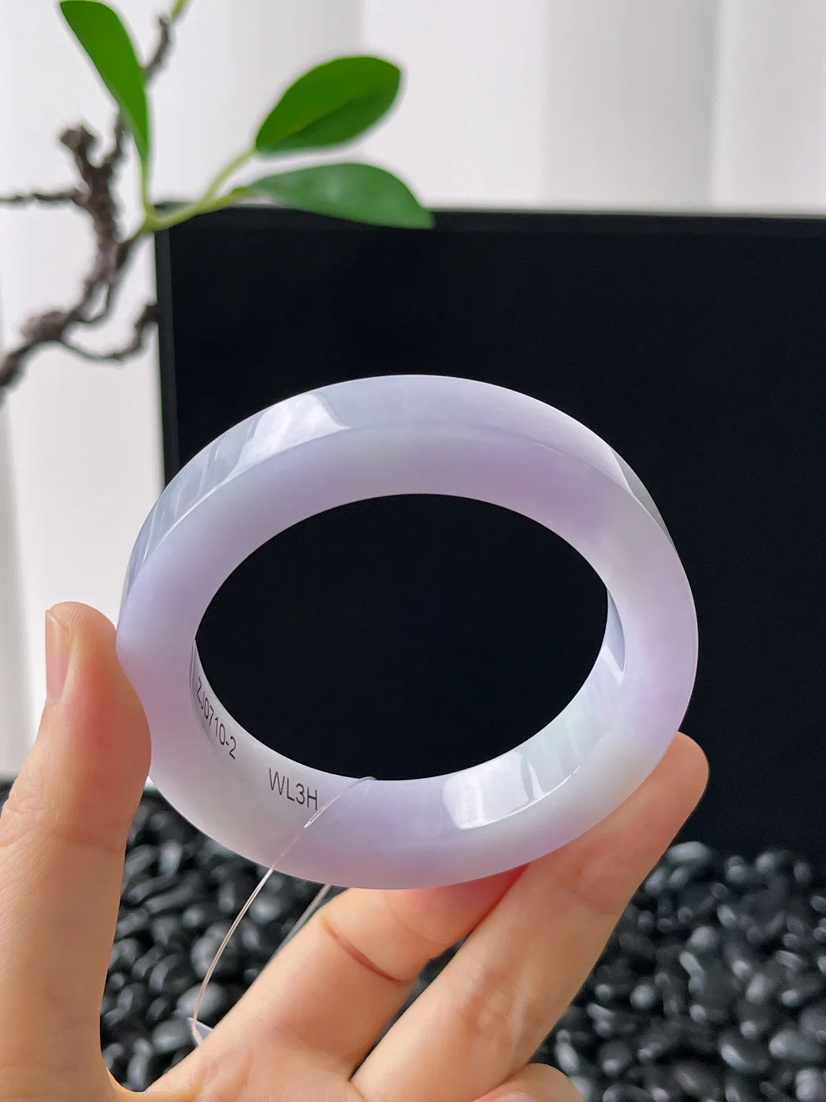翡翠镯胚，⭕️正圈最大做54，最小做52，圆条最大做50。尺寸70-52-12.2-8.6