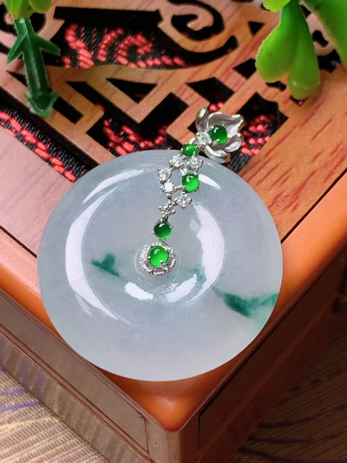 精品推荐，缅甸天然A货翡翠，18K金镶嵌冰种飘花平安扣吊坠，种水好，颜色鲜艳，玉质水润细腻，工艺精湛，佩戴效果更佳。