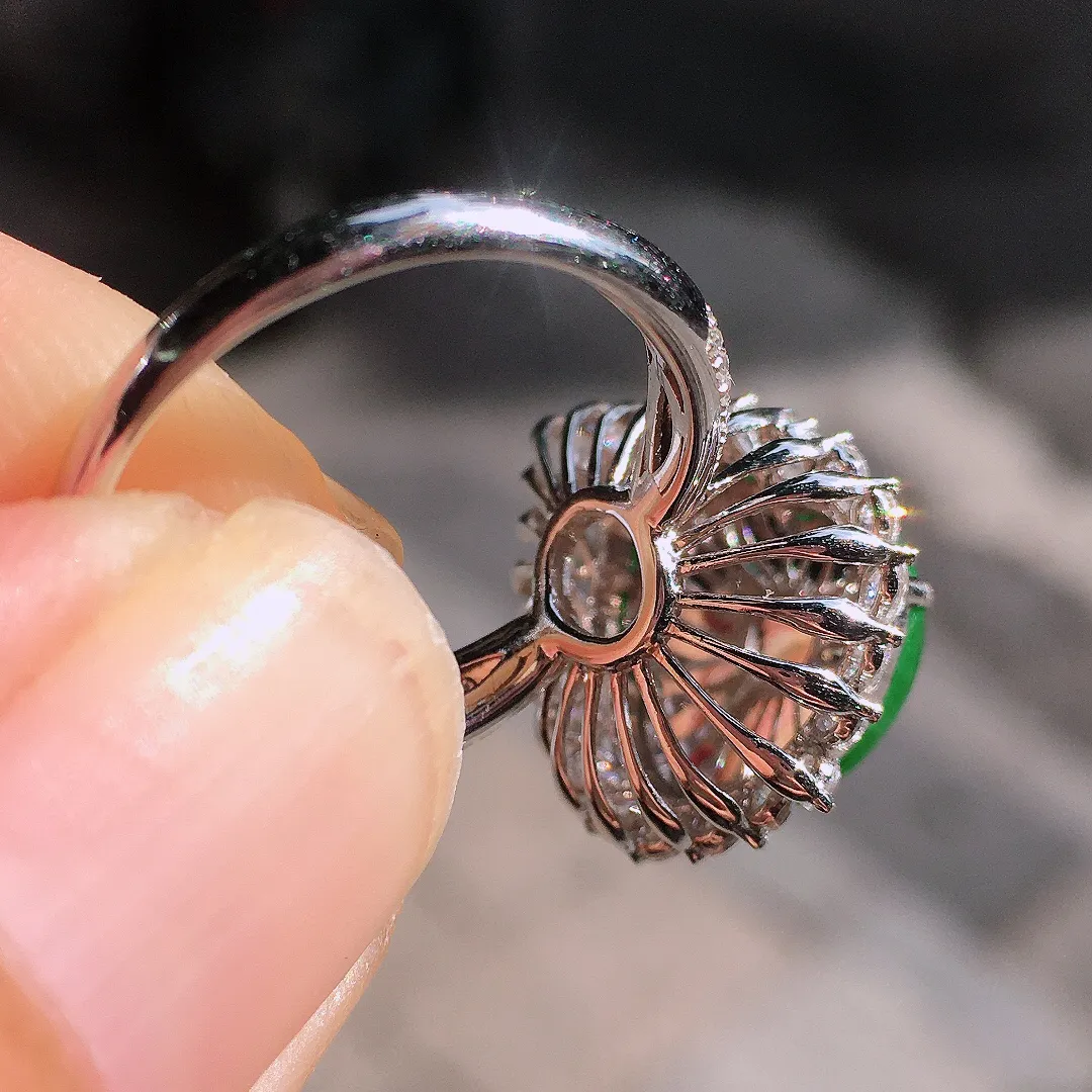 阳绿葫芦戒指，色泽均匀艳丽，玉质细腻，荧光感超
强，饱满水润，气质满满。18k
金豪华镶嵌
