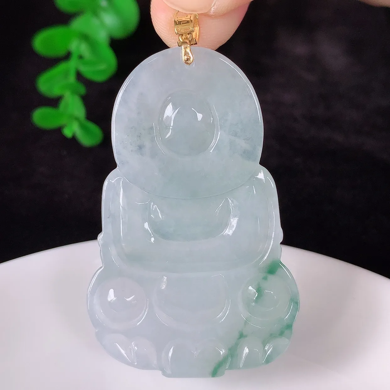 自然光实拍，18K金镶嵌冰飘花翡翠观音吊坠，赐福翡翠观音，翠色迷人，观音面相端庄，佩戴时尚出众！#35.1整体56.6*裸石49.5*32.6*5.8