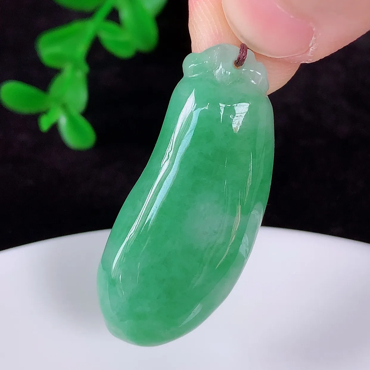 自然光实拍，冰润冰糯种满绿翡翠招财福瓜吊坠，翡翠福瓜招财瓜，冰润且起胶感，佩戴效果优雅迷人！#57.10
