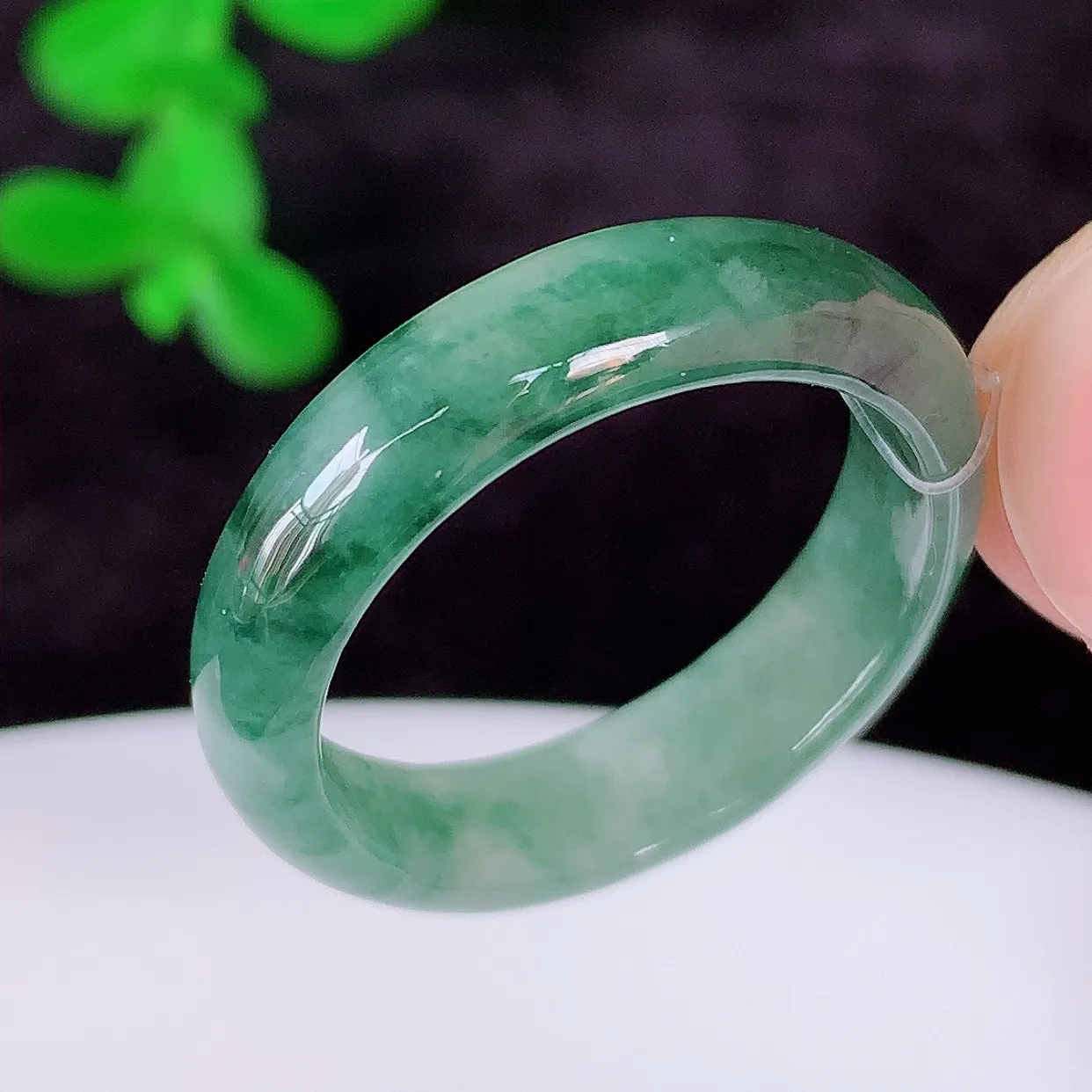 自然光实拍，冰润冰糯种飘绿花19.5mm内径翡翠指环，玉戒指，玉质莹润，好精美好冰润的指环，19圈口，上手纤巧！#49.10