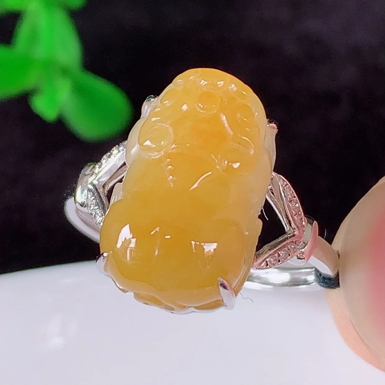 自然光实拍 18K金精工镶嵌冰黄翡翡翠貔貅戒指，玉质细腻，翡翠色泽均匀，艳丽饱满，款式高贵大气，14
