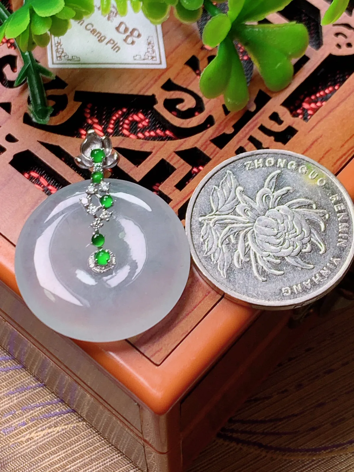 精品推荐，缅甸天然A货翡翠，18K金镶嵌冰种平安扣吊坠，种水好，颜色鲜艳，玉质水润细腻，工艺精湛，佩戴效果更佳。