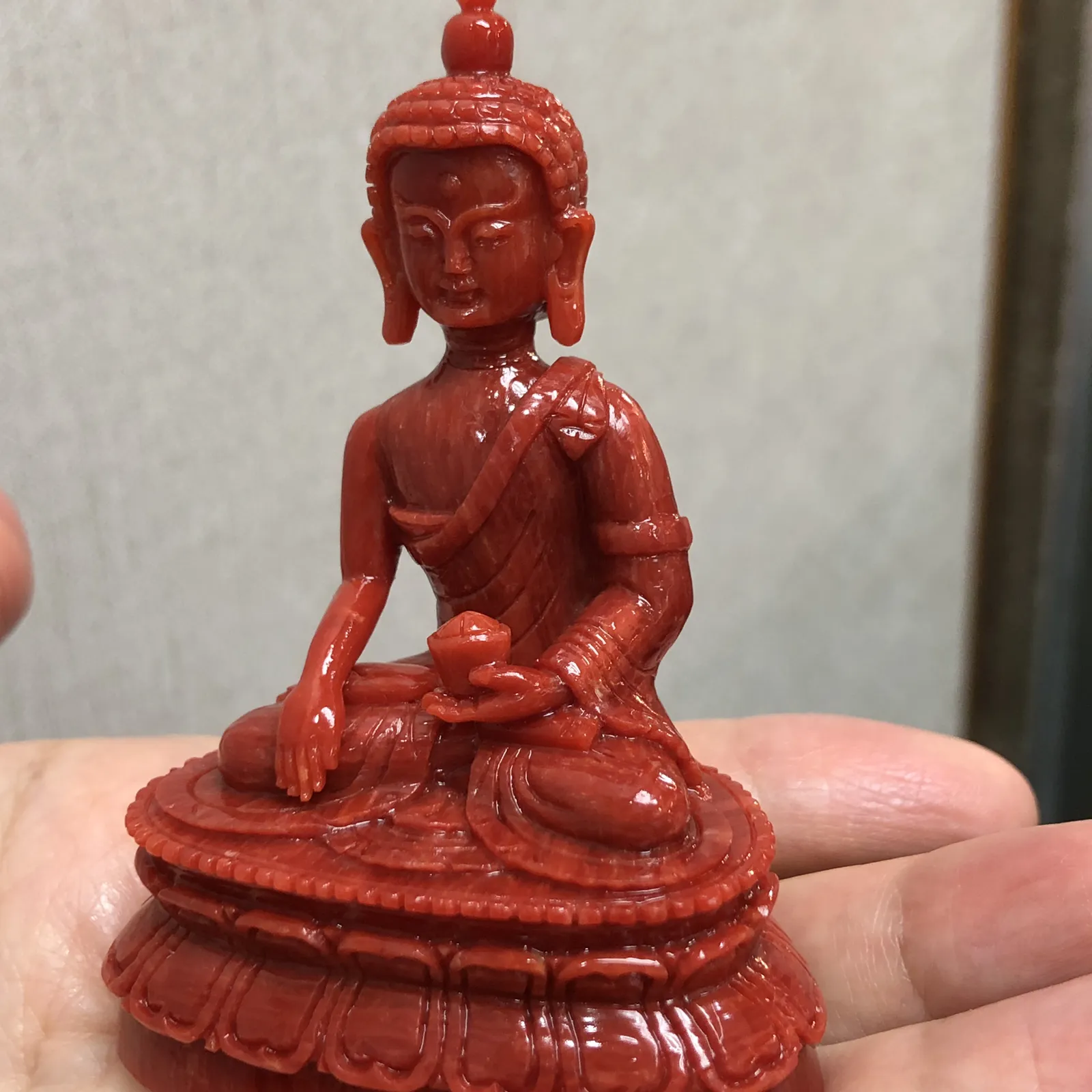 【天然红珊瑚拼接释迦牟尼小摆件】意大利产地，沙丁珊瑚料，深红颜色，釆用台湾拼接手工工艺，精雕细镂，底部有开孔可藏经文，手工工序复杂，高约79mm，宽约52mm，厚33.8mm，重量65.65克。可手持红珊瑚沙丁大枝拼接释迦牟尼！收藏供奉价值高！