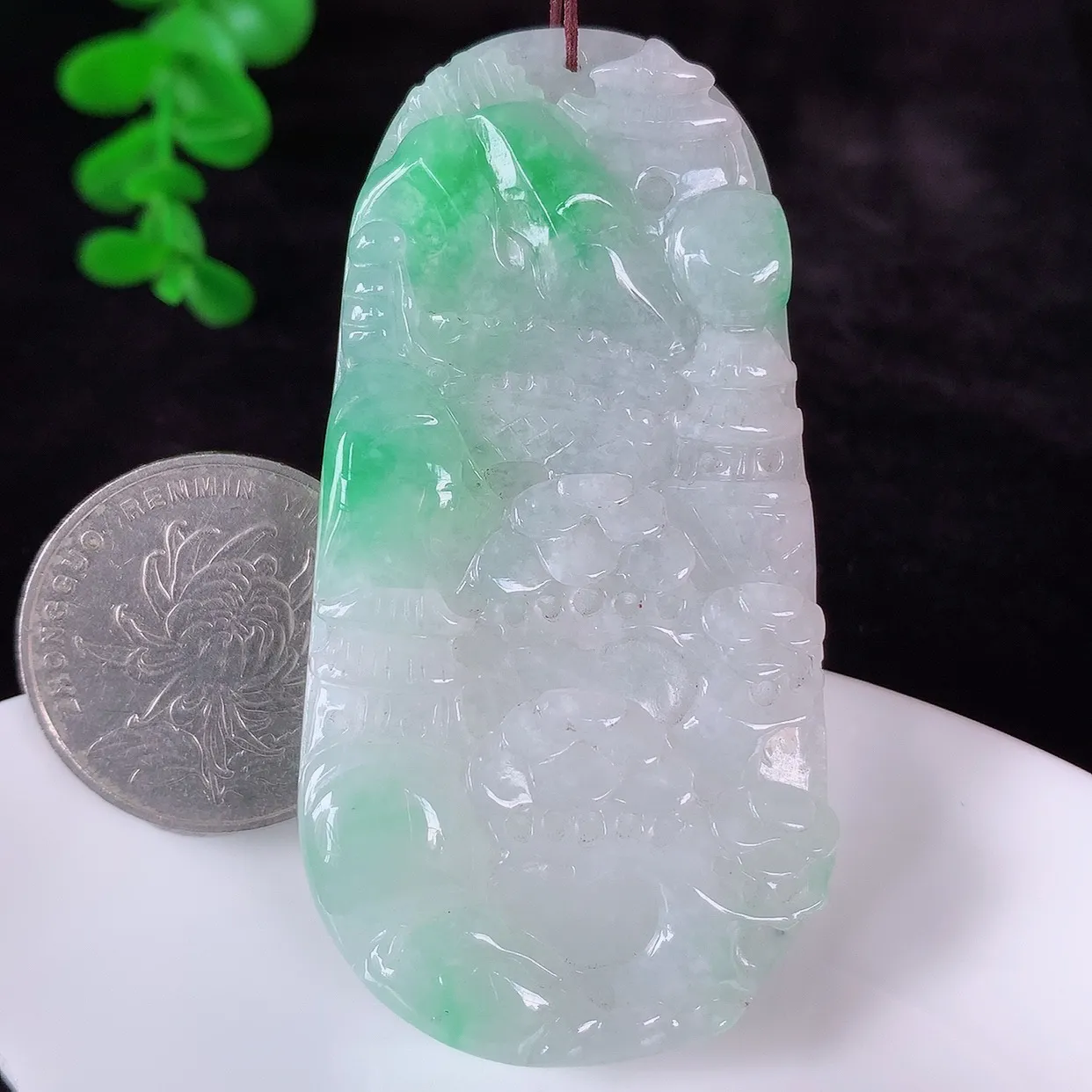 自然光实拍，大件冰润冰糯种飘阳绿翡翠山水牌吊坠，翡翠山水，立体生动形象，山水素材布局合理，意境感佳，佩戴上身效果更高贵 #46.10