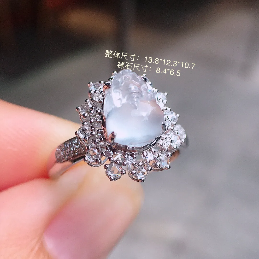 冰种貔貅戒指，玉质细腻，荧光感超
强，饱满水润，气质满满。18k
金豪华镶嵌