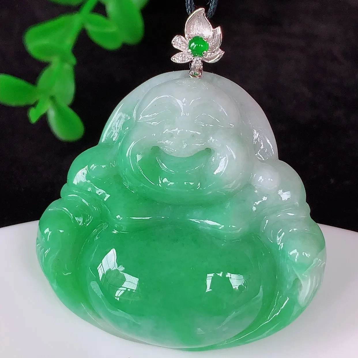 自然光实拍，18K金镶嵌冰糯种飘阳绿翡翠佛公吊坠，冰透饱满， 佛公亦保平安，寓意有福（佛公）相伴，品相佳，配戴优雅迷人！#1.10整体41*裸石33*35*8