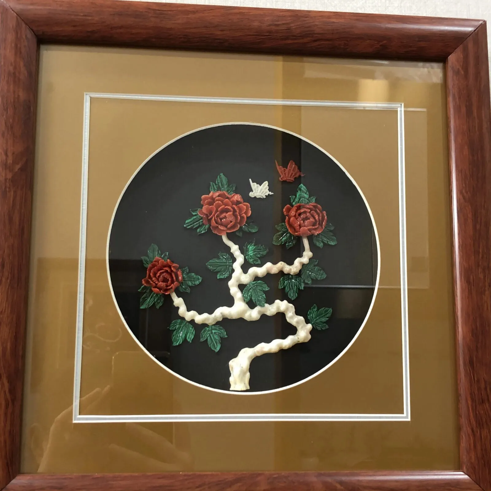 【天然红珊瑚立体画】天然珊瑚枝精雕珊瑚花的结合，意境美，突出立体感，色泽搭配自然，立体花和蝴蝶形象