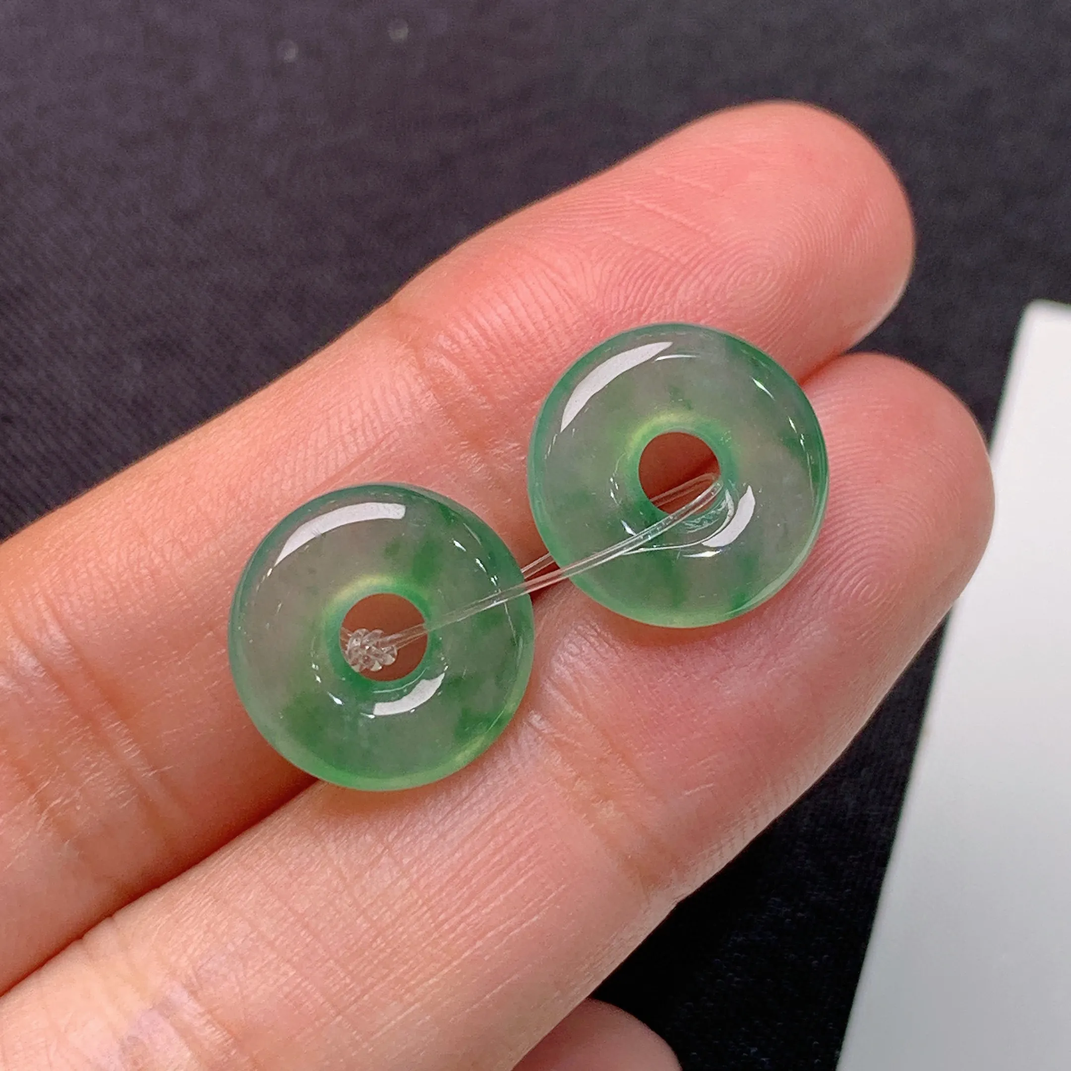 冰飘花甜甜圈一对，镶嵌佳品，冰润细腻，种水足，整体尺寸12*2.9
