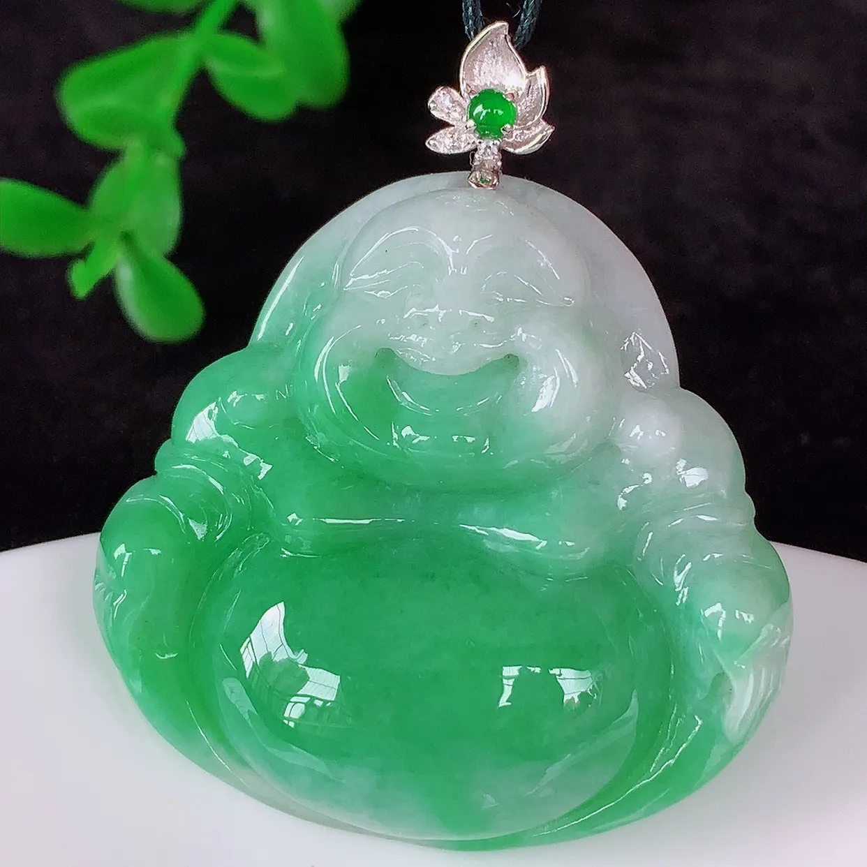 自然光实拍，18K金镶嵌冰糯种飘阳绿翡翠佛公吊坠，冰透饱满， 佛公亦保平安，寓意有福（佛公）相伴，品相佳，配戴优雅迷人！#1.10整体41*裸石33*35*8