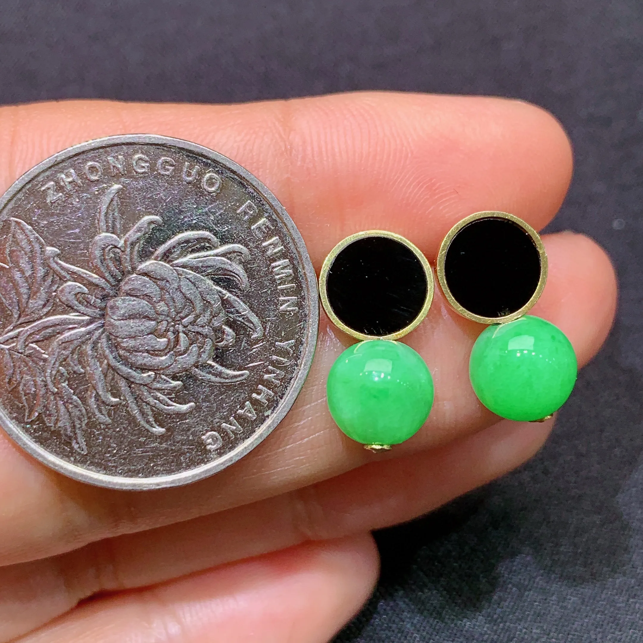 冰阳绿圆珠耳坠，18k金镶嵌，简约时尚，冰润色阳，种水足，整体尺寸15.7*7.3