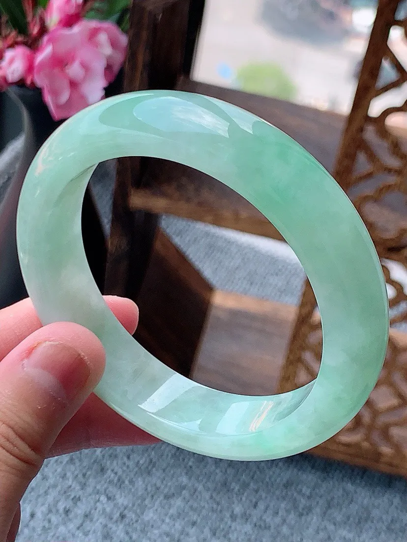 a货翡翠老坑飘绿宽边正装正圈手镯58-59圈口  尺寸58×14.7×8.8mm 重量75.00g 0607