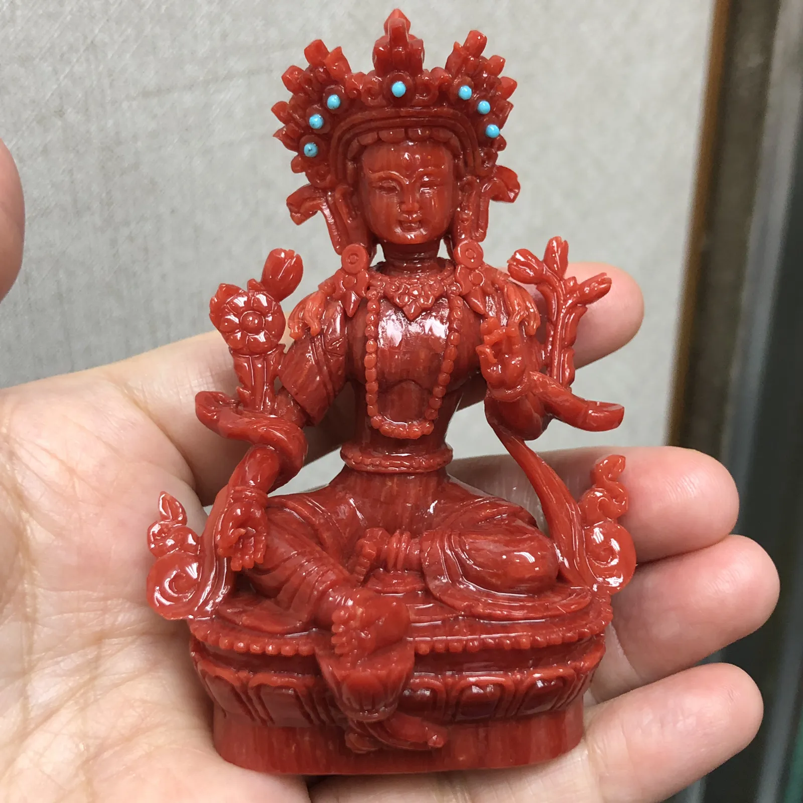 【天然红珊瑚拼接绿镀母小佛摆件】意大利产地，沙丁珊瑚料，深红颜色，釆用台湾拼接手工工艺，精雕细镂，底部有开孔可藏经文，手工工序复杂，高约81.9mm，宽约53.2mm，厚40.2mm，重量75克。天然美松点缀！可手持红珊瑚沙丁大枝拼接绿镀母。收藏供奉价值高！