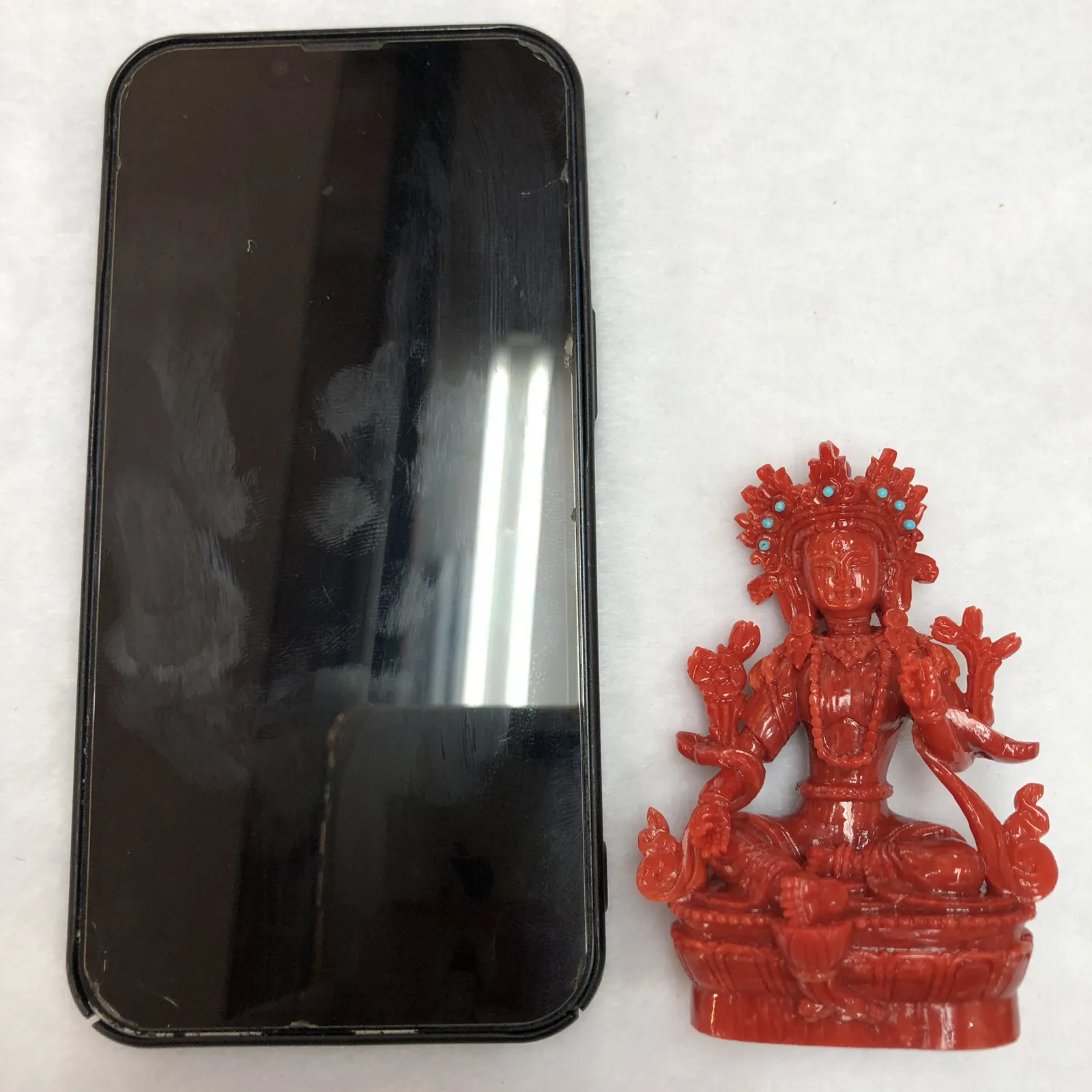 【天然红珊瑚拼接绿镀母小佛摆件】意大利产地，沙丁珊瑚料，深红颜色，釆用台湾拼接手工工艺，精雕细镂，底部有开孔可藏经文，手工工序复杂，高约81.9mm，宽约53.2mm，厚40.2mm，重量75克。天然美松点缀！可手持红珊瑚沙丁大枝拼接绿镀母。收藏供奉价值高！