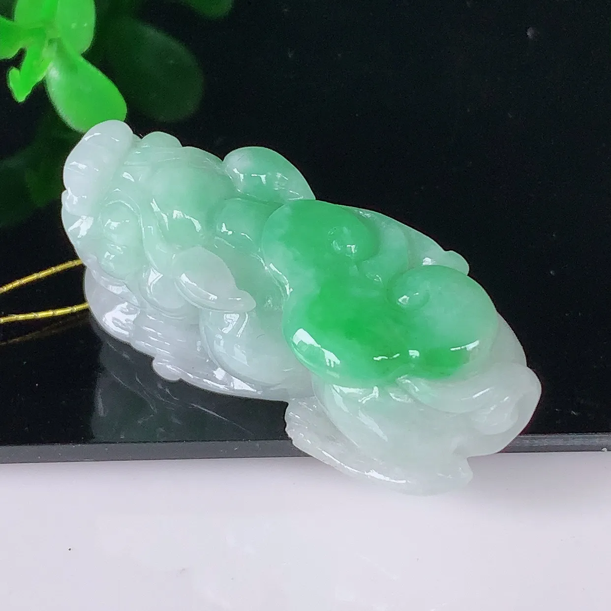 自然光实拍，冰润冰糯种飘阳绿翡翠招财貔貅吊坠，民间有“一摸貔貅运程旺盛，再摸貔貅财运滚滚，三摸貔貅平步青云 ”的美好祝愿。#35.1
