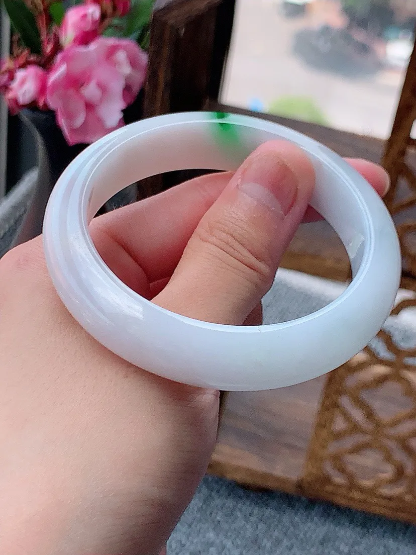 a货翡翠老坑白底青飘绿正装正圈手镯54-55圈口  尺寸54×12.8×8mm 重量57.66g 0607