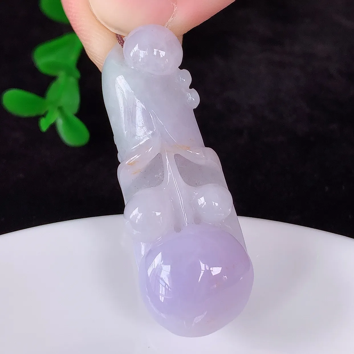 自然光实拍，冰润冰糯种紫罗兰翡翠玉兰花吊坠，种老水足，翠色灵动，寓意美好，佩戴时尚出众！#57.10