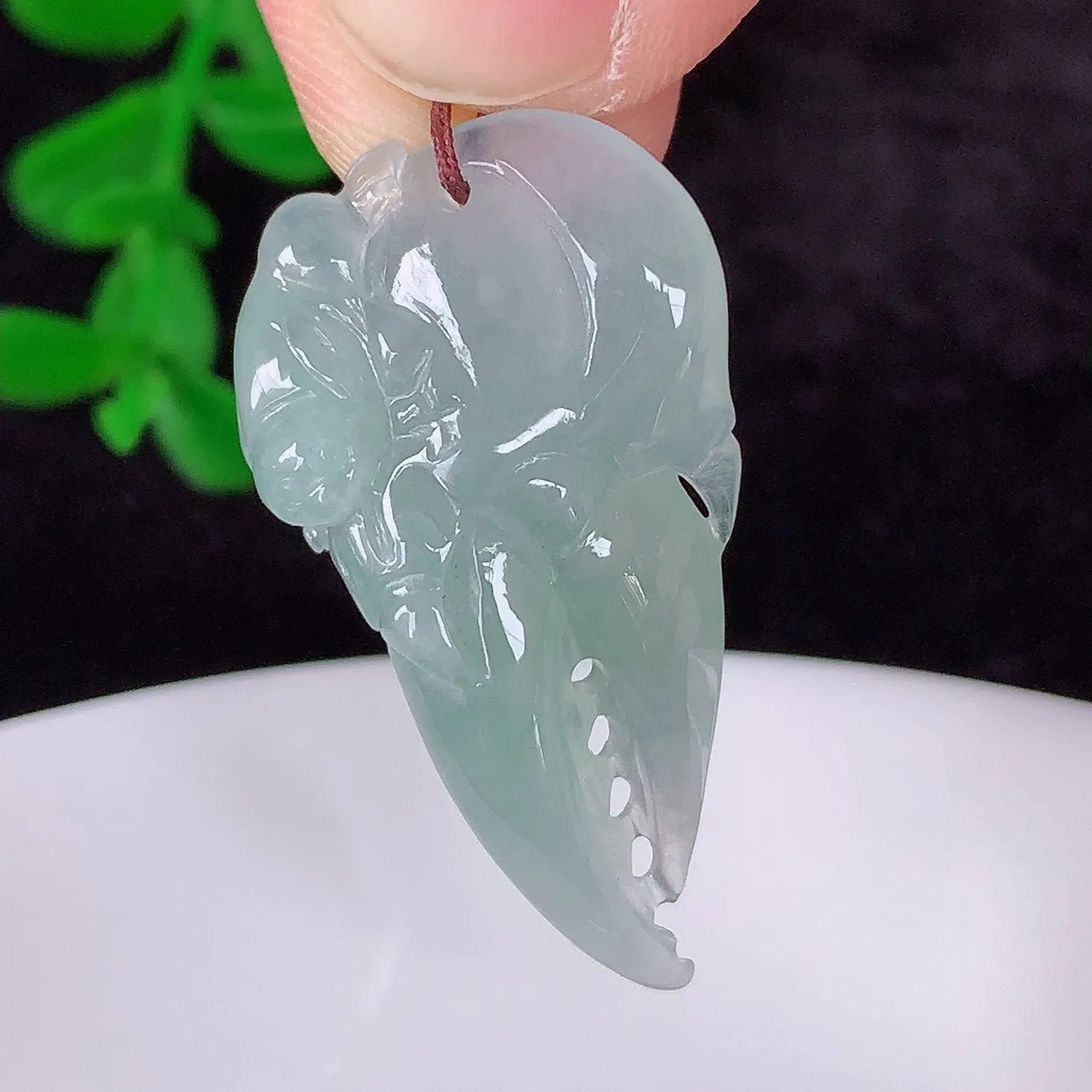 自然光实拍，冰润冰种翡翠八方来财吊坠，种老水足，翠色灵动，寓意美好，佩戴时尚出众！#60.10