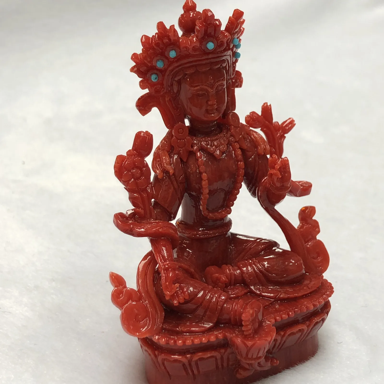 【天然红珊瑚拼接绿镀母小佛摆件】意大利产地，沙丁珊瑚料，深红颜色，釆用台湾拼接手工工艺，精雕细镂，底部有开孔可藏经文，手工工序复杂，高约81.9mm，宽约53.2mm，厚40.2mm，重量75克。天然美松点缀！可手持红珊瑚沙丁大枝拼接绿镀母。收藏供奉价值高！