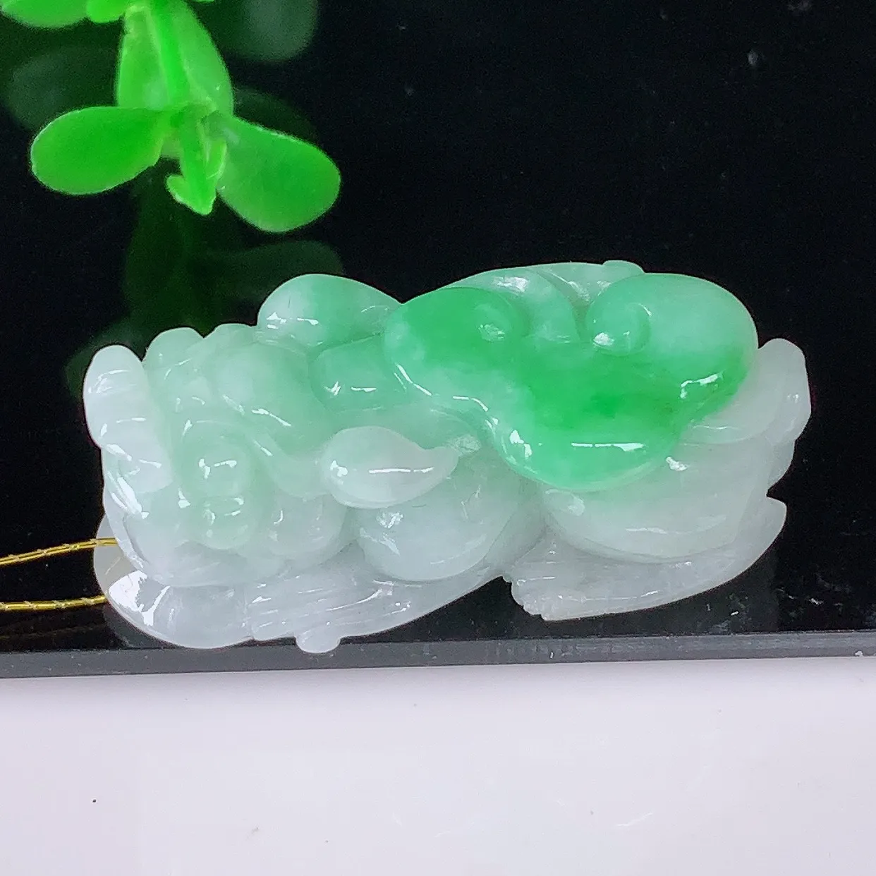 自然光实拍，冰润冰糯种飘阳绿翡翠招财貔貅吊坠，民间有“一摸貔貅运程旺盛，再摸貔貅财运滚滚，三摸貔貅平步青云 ”的美好祝愿。#35.1