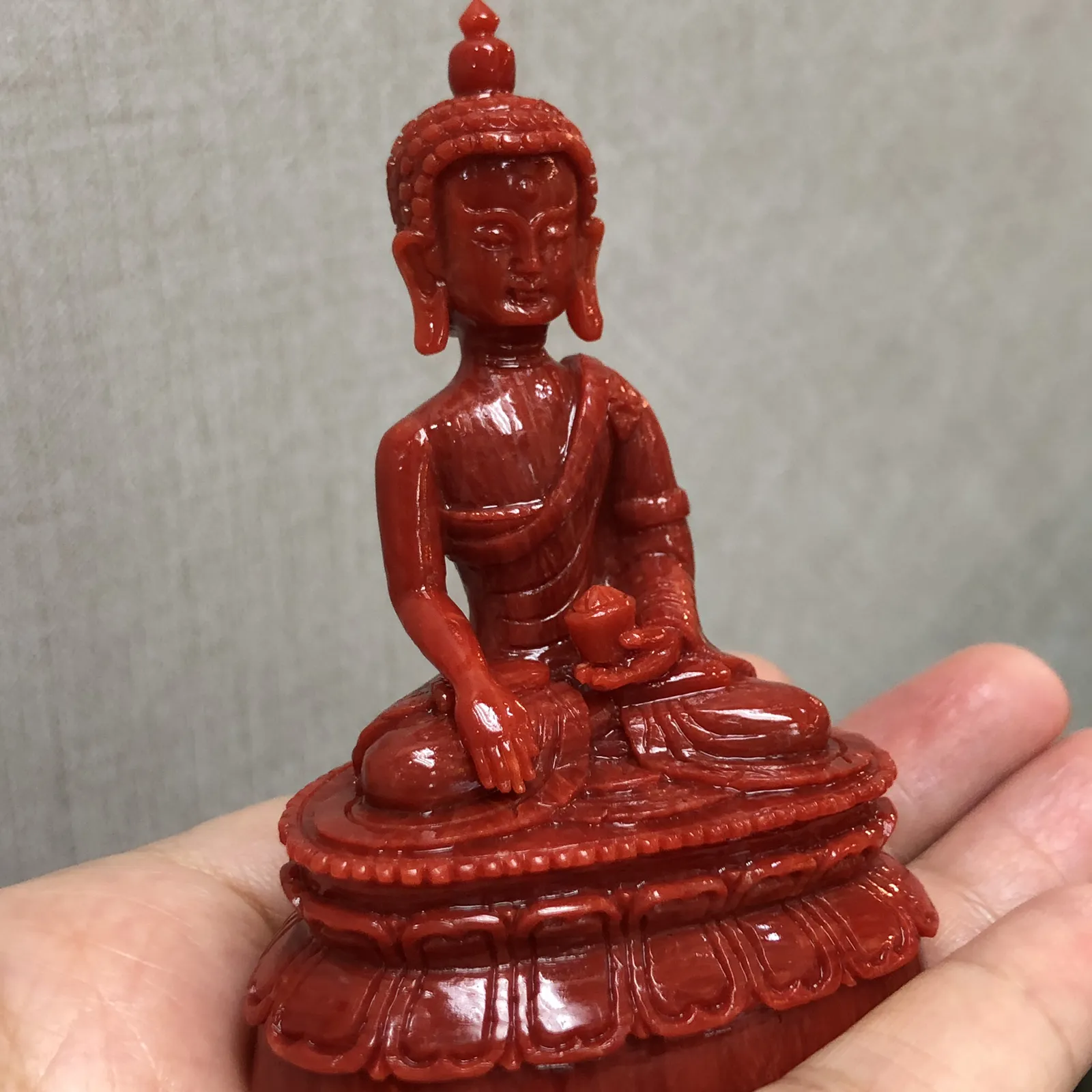 【天然红珊瑚拼接释迦牟尼小摆件】意大利产地，沙丁珊瑚料，深红颜色，釆用台湾拼接手工工艺，精雕细镂，底部有开孔可藏经文，手工工序复杂，高约79mm，宽约52mm，厚33.8mm，重量65.65克。可手持红珊瑚沙丁大枝拼接释迦牟尼！收藏供奉价值高！