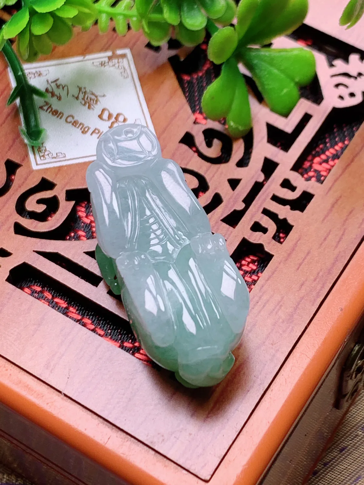 精品推荐，缅甸天然A货翡翠，飘绿招财貔貅吊坠，种水好，颜色鲜艳，玉质水润细腻，工艺精湛，佩戴效果更佳。