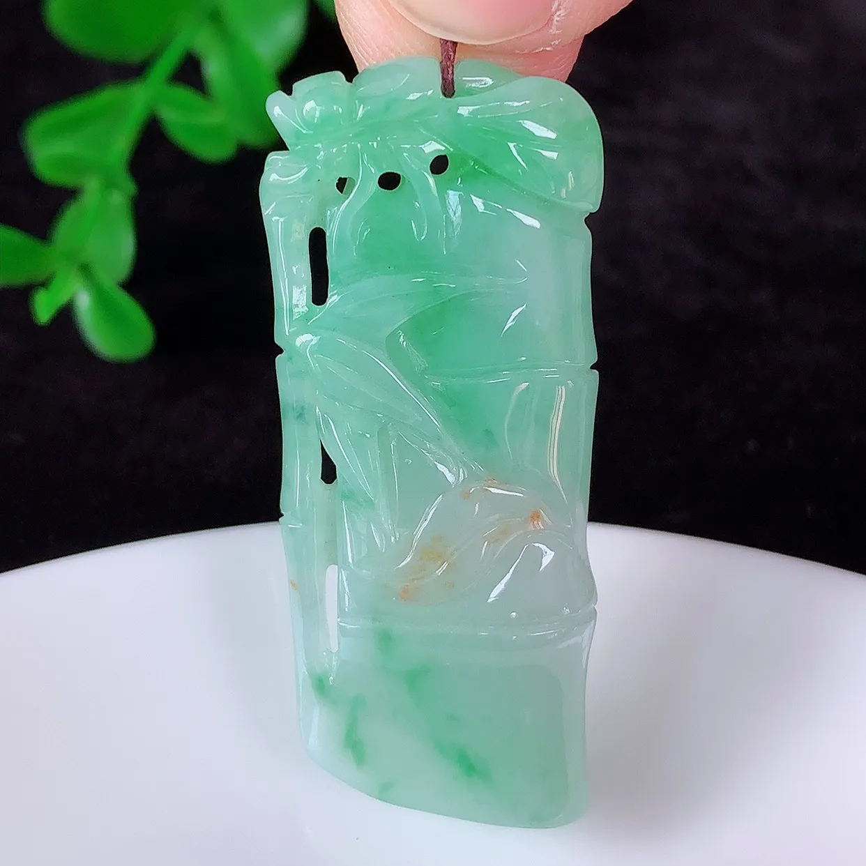 自然光实拍，冰糯种飘绿洒金翡翠节节高竹节玉坠，款式时尚大方，竹节寓意好，佩戴事业，学业节节高升！#87.10