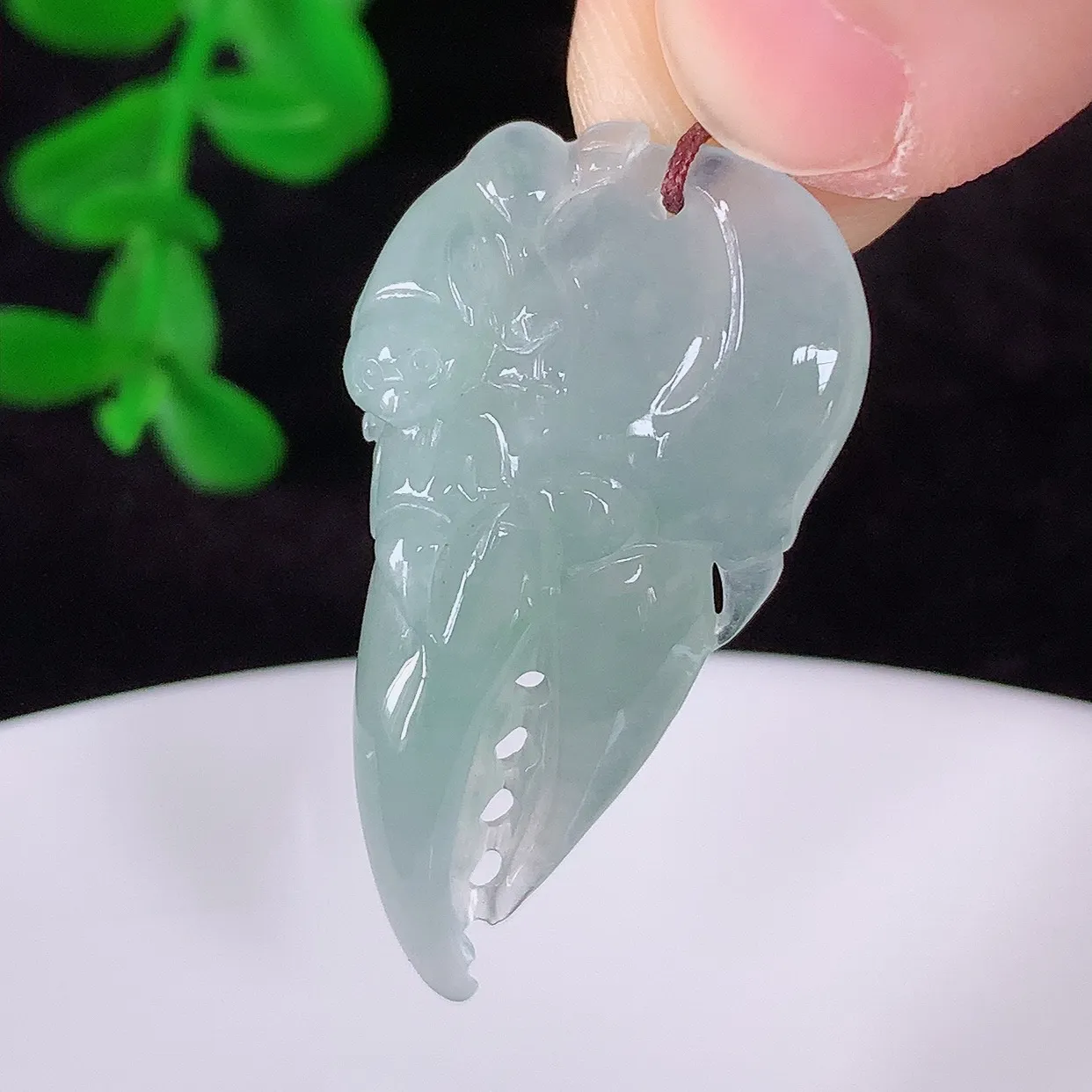 自然光实拍，冰润冰种翡翠八方来财吊坠，种老水足，翠色灵动，寓意美好，佩戴时尚出众！#60.10