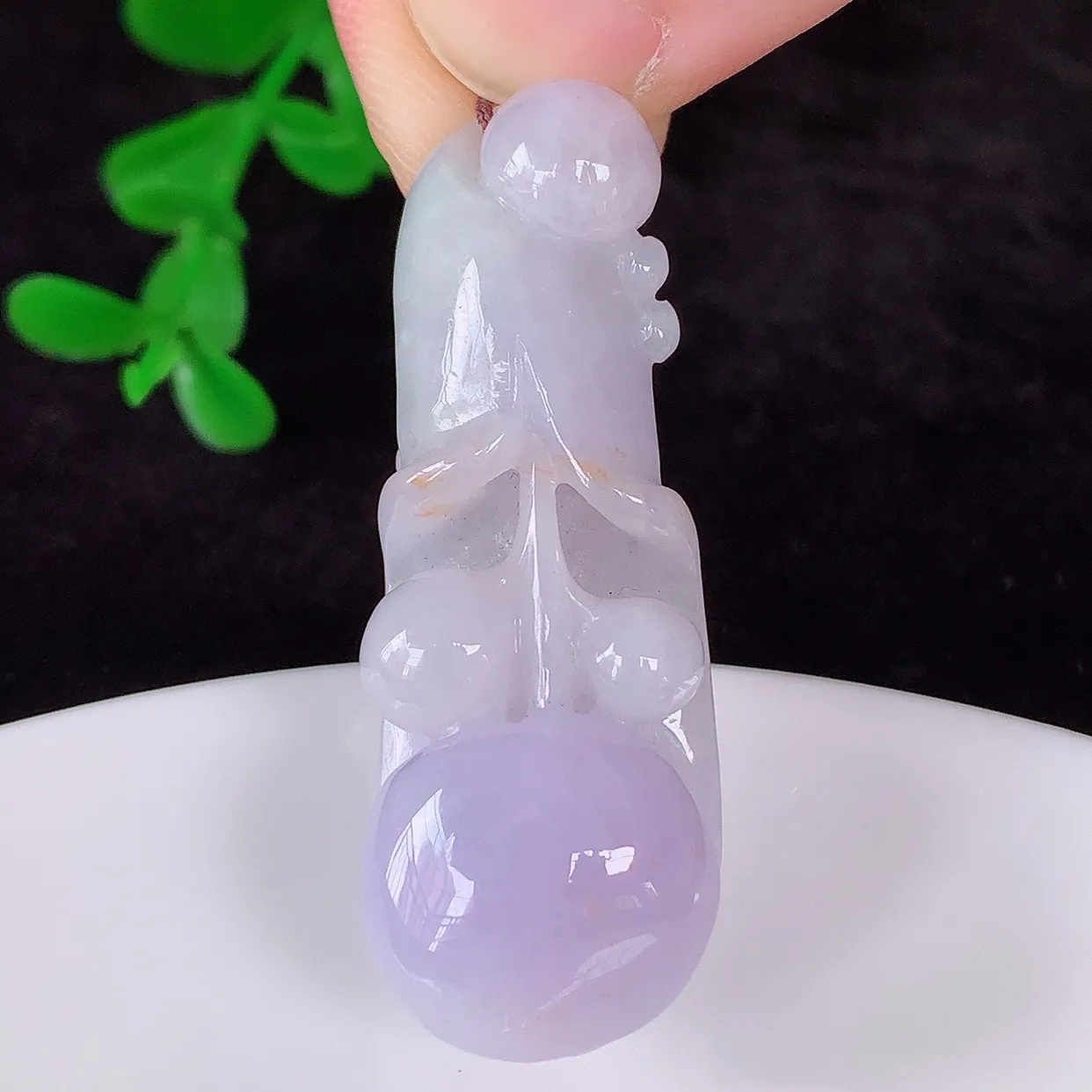 自然光实拍，冰润冰糯种紫罗兰翡翠玉兰花吊坠，种老水足，翠色灵动，寓意美好，佩戴时尚出众！#57.10