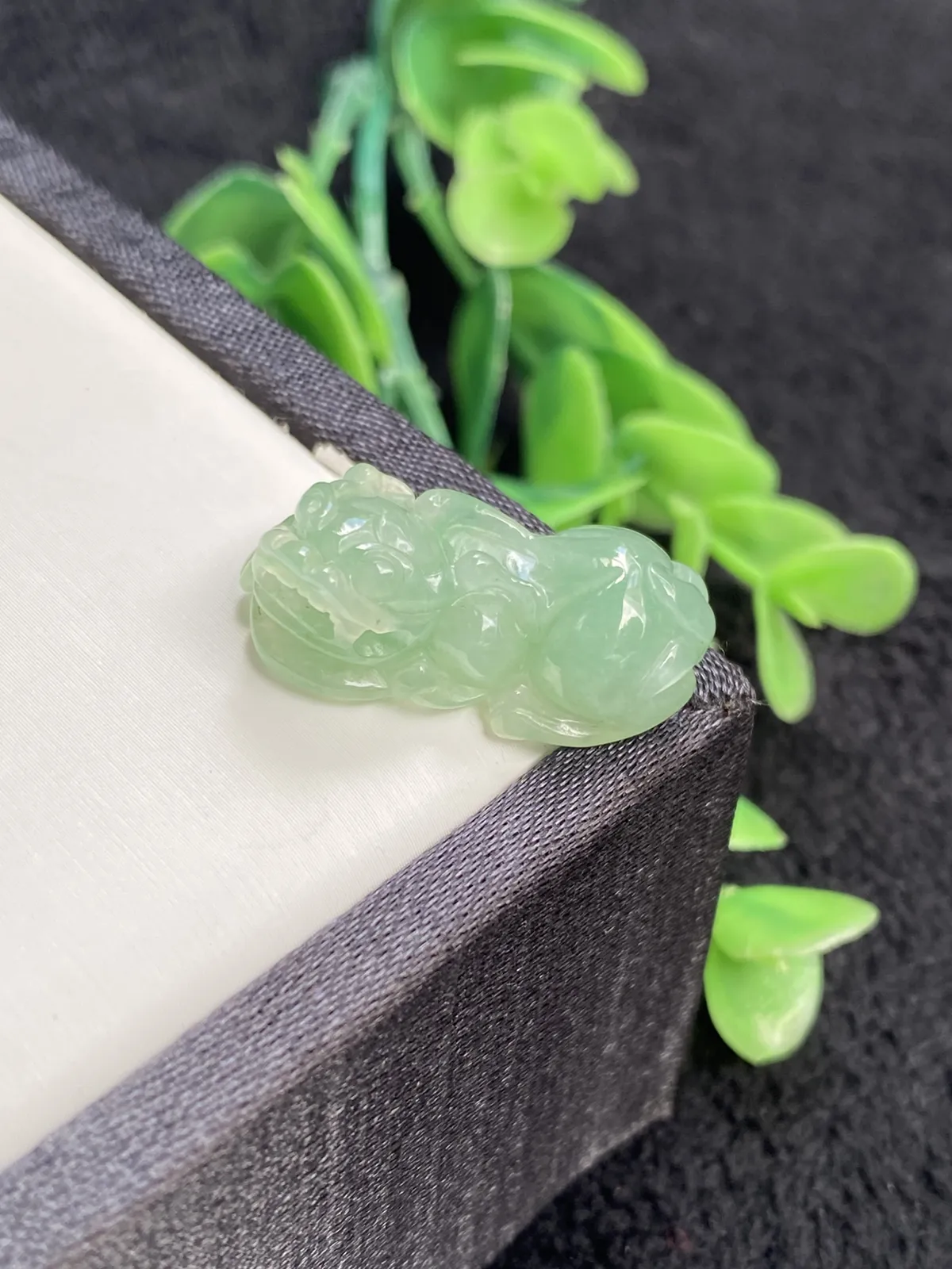 推荐【冰绿貔貅】无纹裂，水润冰透，甜绿飘绿花，细腻，品相佳，大口吃四方，招财圣品～25*12.3*9.2