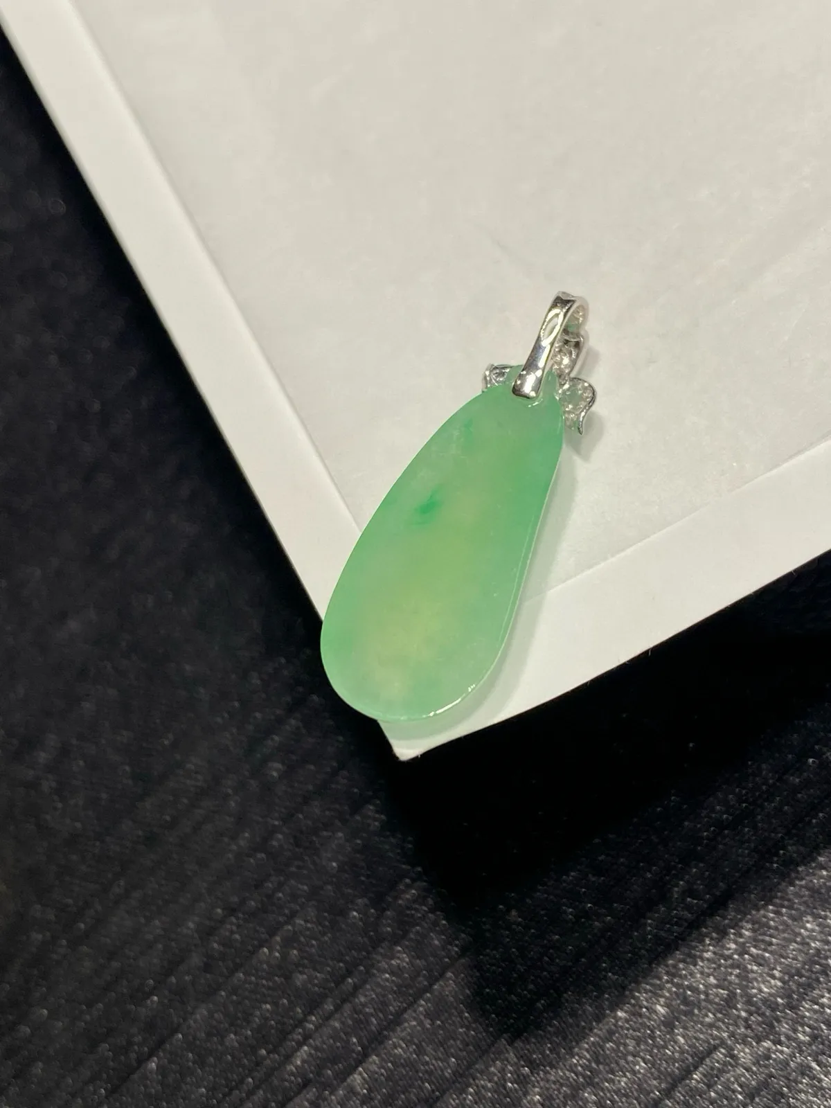飘色福瓜
甜绿鲜嫩的绿，圆润的瓜身，线条流畅又柔美，戴上它，感觉好运都要追着跑～