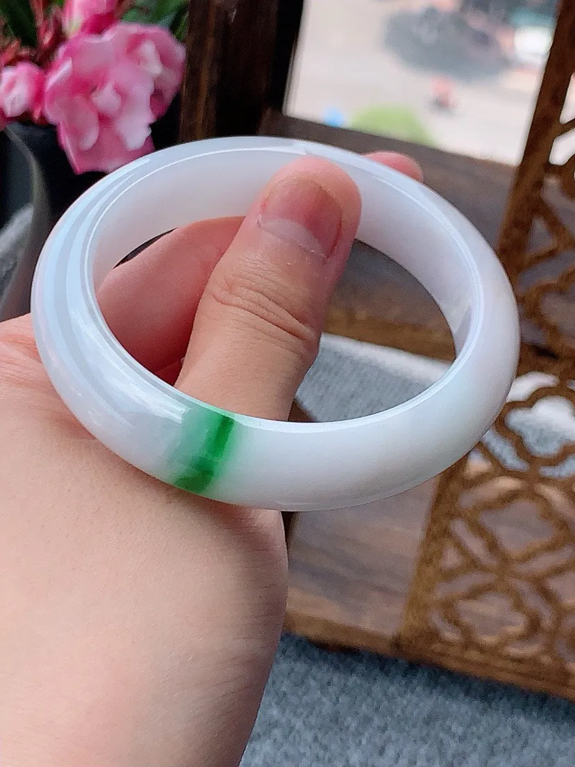a货翡翠老坑白底青飘绿正装正圈手镯54-55圈口  尺寸54×12.8×8mm 重量57.66g 0607