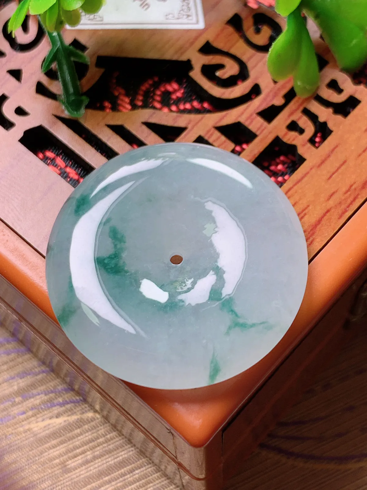 精品推荐，缅甸天然A货翡翠，冰种飘花平安扣吊坠，种水好，颜色鲜艳，玉质水润细腻，工艺精湛，佩戴效果更佳。