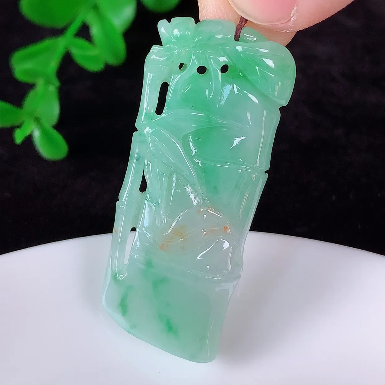 自然光实拍，冰糯种飘绿洒金翡翠节节高竹节玉坠，款式时尚大方，竹节寓意好，佩戴事业，学业节节高升！#87.10