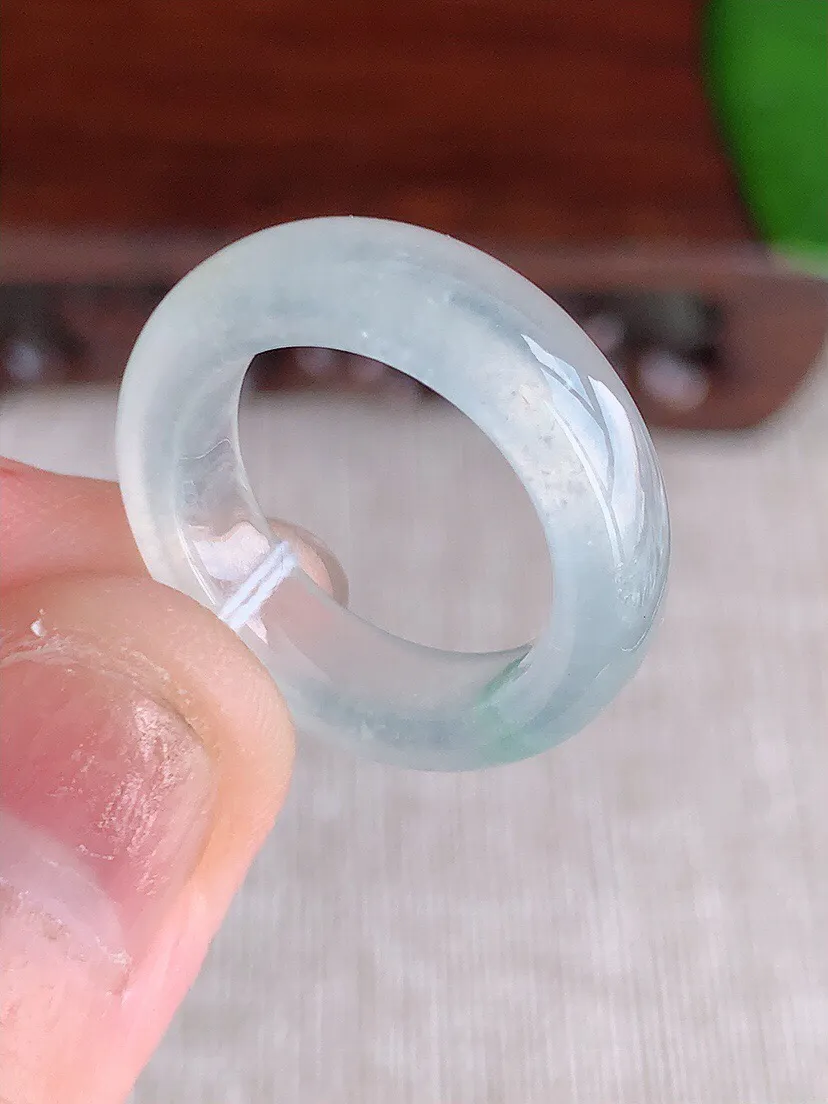 a货翡翠老坑冰种飘花素面戒指 尺寸15.8×5.5×2.8mm 重量3.59g 0611