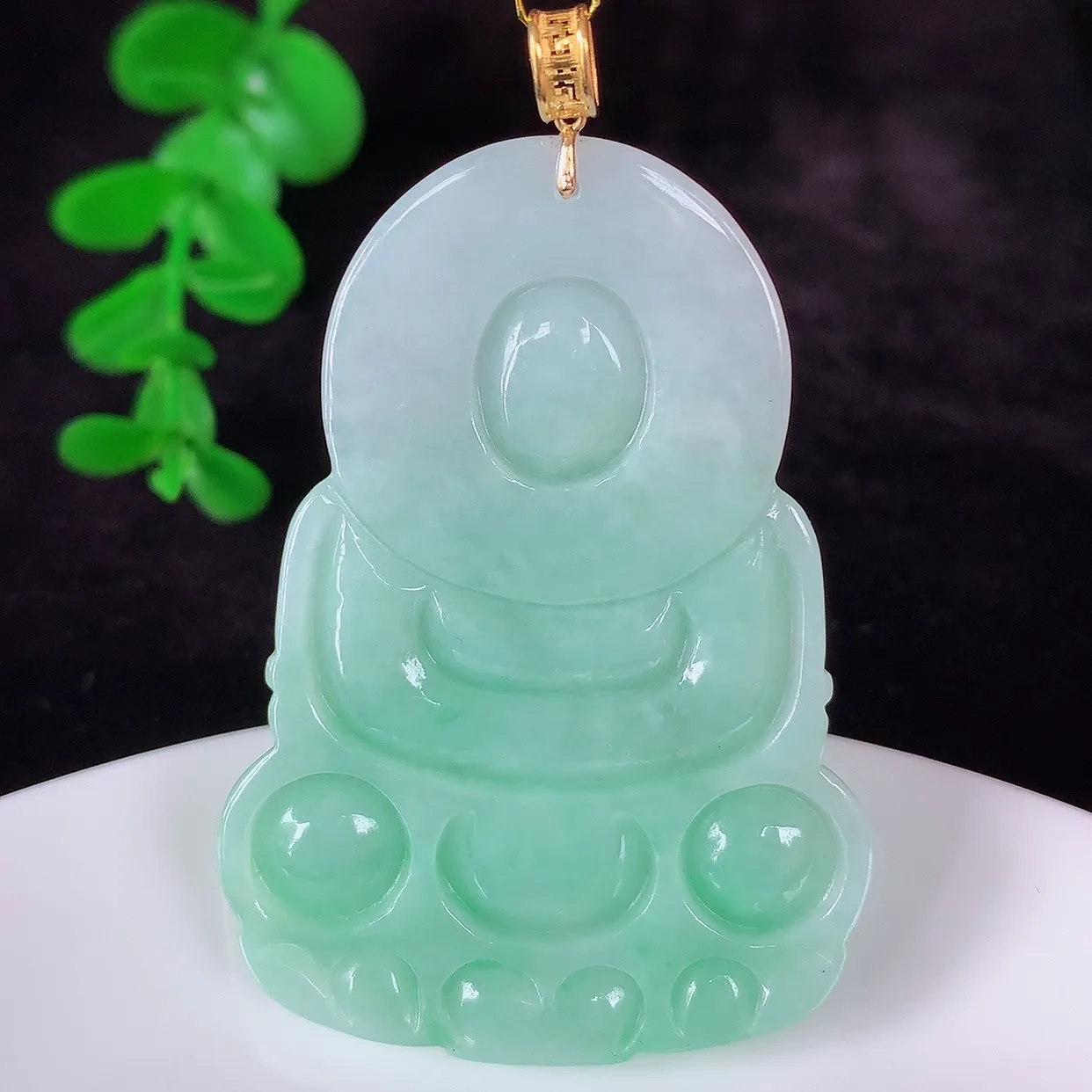 自然光实拍，18K金镶嵌冰糯种飘绿翡翠观音吊坠，赐福翡翠观音，翠色迷人，观音面相端庄，佩戴时尚出众！#35.10整体57.5*裸石50.8*36*5.5