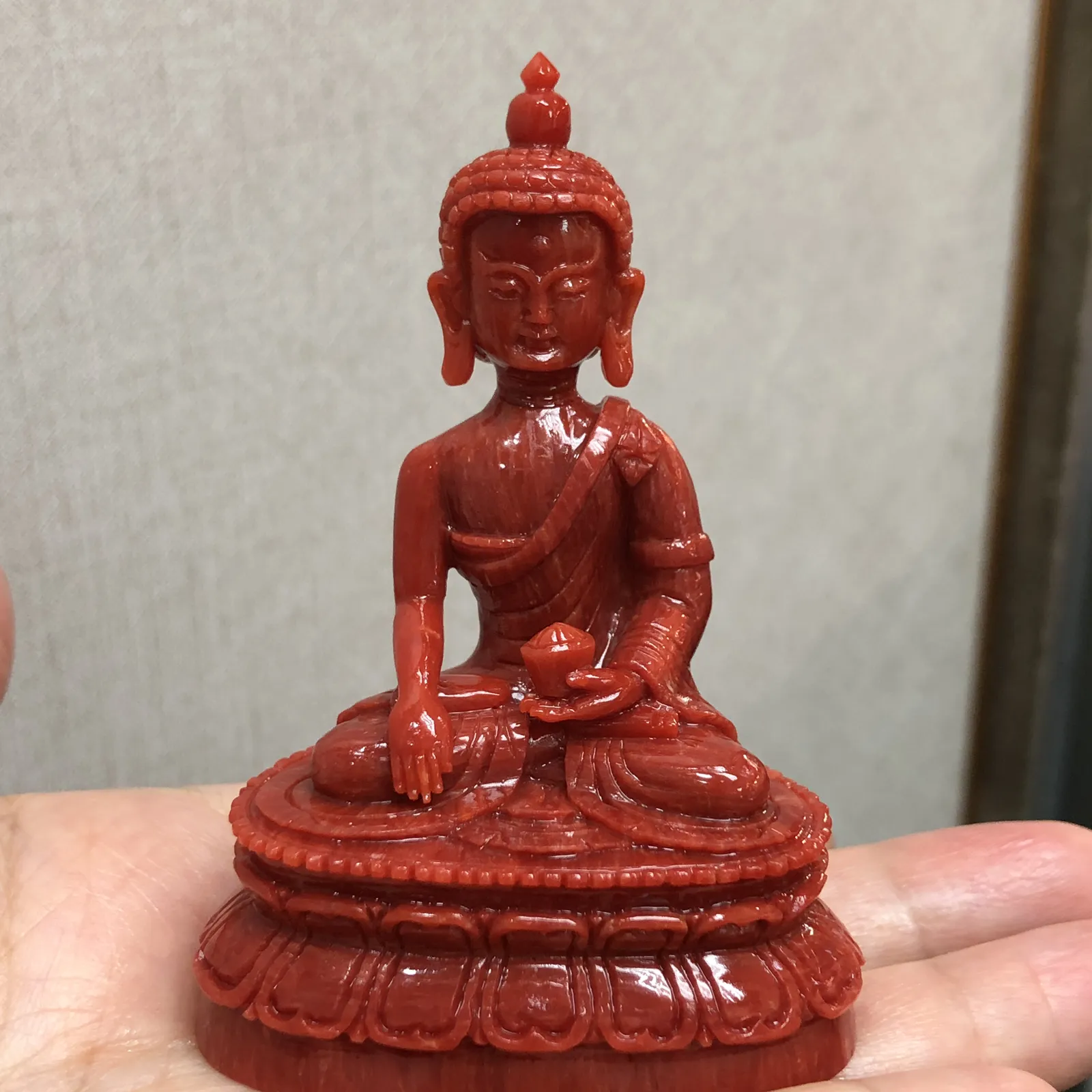 【天然红珊瑚拼接释迦牟尼小摆件】意大利产地，沙丁珊瑚料，深红颜色，釆用台湾拼接手工工艺，精雕细镂，底部有开孔可藏经文，手工工序复杂，高约79mm，宽约52mm，厚33.8mm，重量65.65克。可手持红珊瑚沙丁大枝拼接释迦牟尼！收藏供奉价值高！