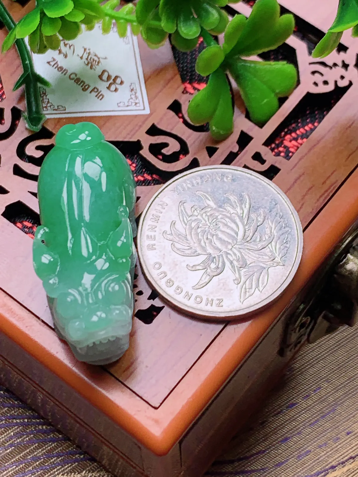 精品推荐，缅甸天然A货翡翠，飘绿招财貔貅吊坠，种水好，颜色鲜艳，玉质水润细腻，工艺精湛，佩戴效果更佳。