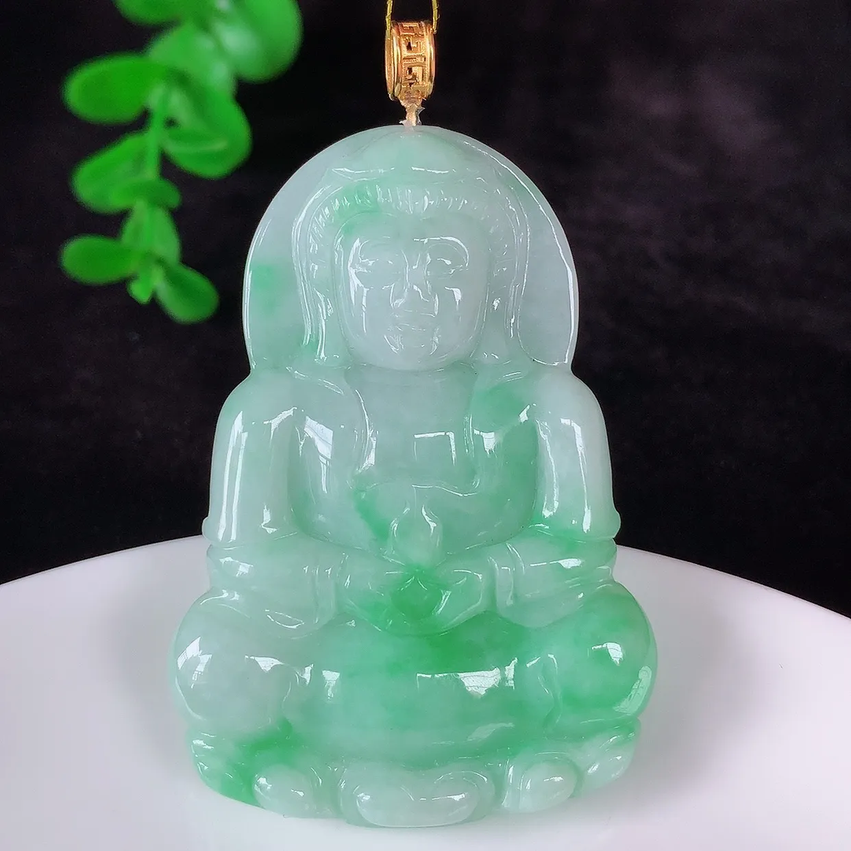 自然光实拍，18K金镶嵌冰糯种飘阳绿翡翠观音吊坠，赐福翡翠观音，翠色迷人，观音面相端庄，佩戴时尚出众！#35.1整体58.5*裸石50.5*35.5*5.5
